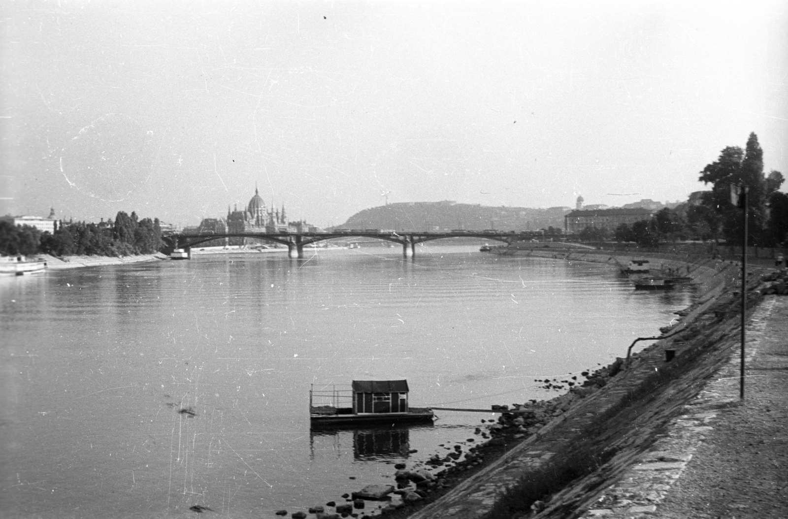 Hungary, Budapest III., Újlaki rakpart a Margit híd felé nézve. Balra a Margit-sziget, háttérben a Parlament és a Gellért-hegy., 1964, FSZEK Budapest Gyűjtemény / Sándor György, Sándor György, Budapest, Danube's shore, Fortepan #117062