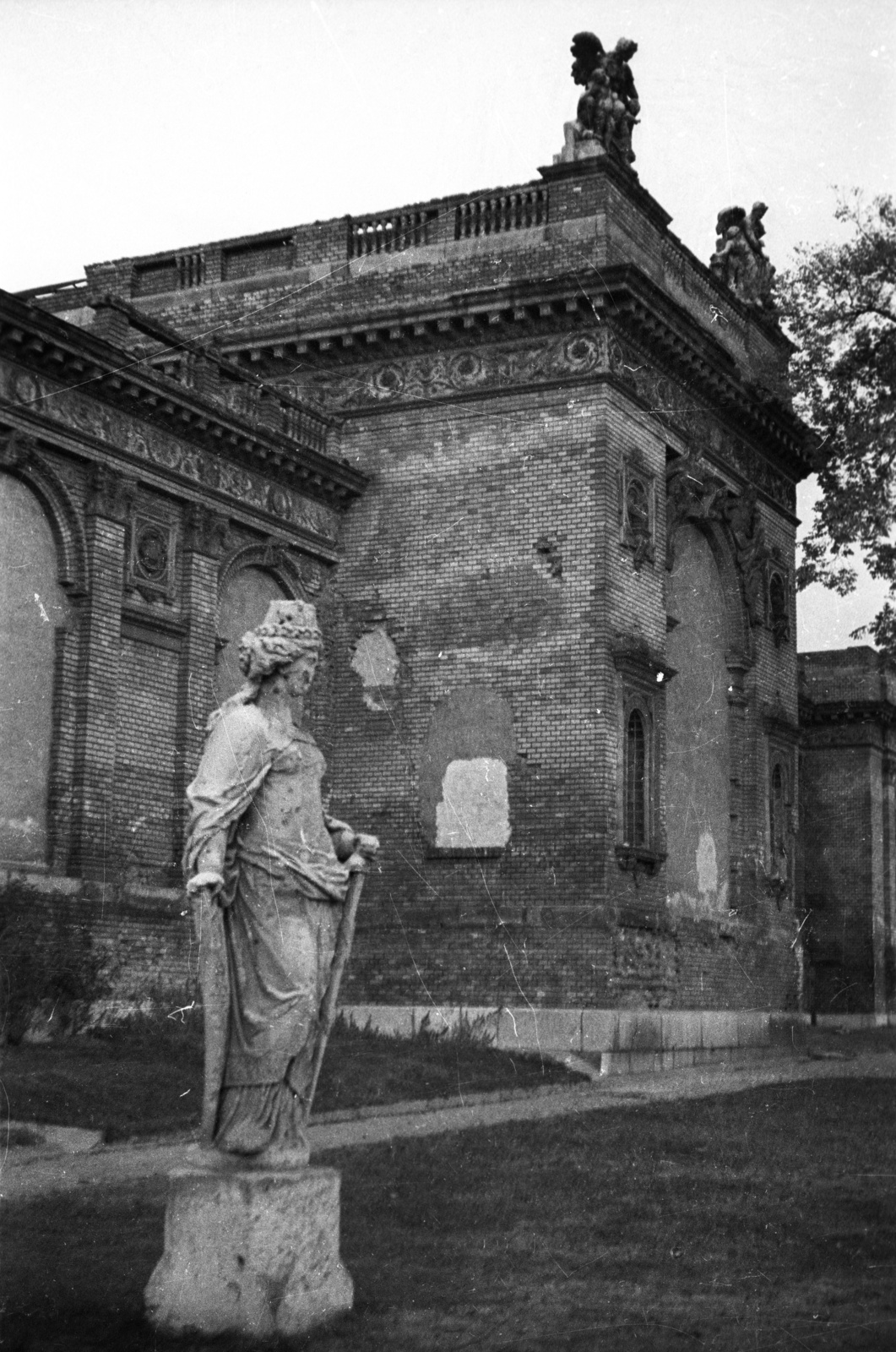 Hungary, Budapest XIV., az 1885-ös Országos Általános Kiállításra épült Műcsarnok, 1954-től szobrászok, kőfaragók műhelye. Később a Képzőművészeti Kivitelező Vállalat székhelye., 1959, FSZEK Budapest Gyűjtemény / Sándor György, Sándor György, Budapest, sculpture, Fortepan #117065