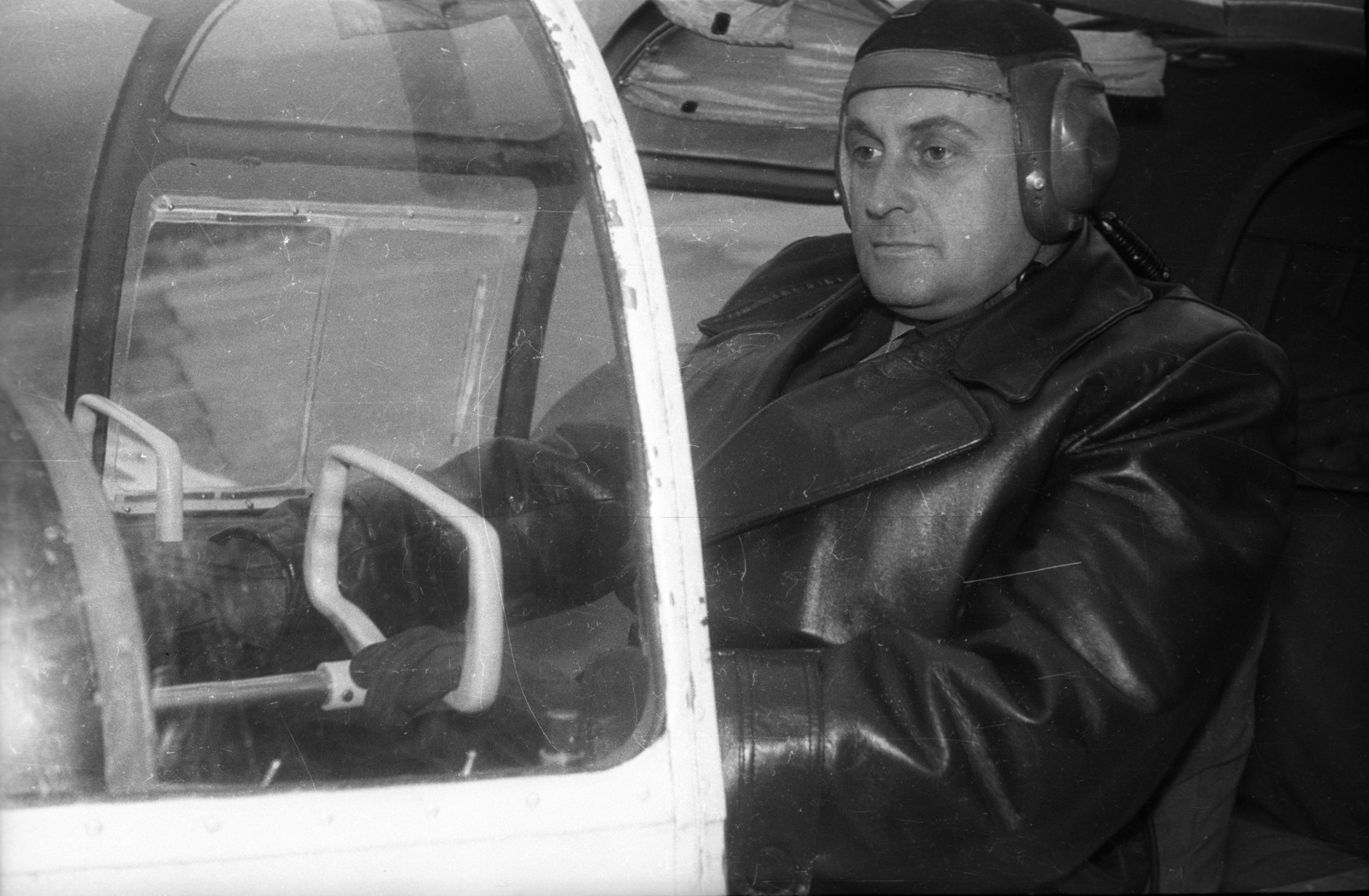 Hungary, Budaörs Airport, Budapest XI., Wittinger Kálmán az Országos Mentőszolgálat főpilótája., 1958, FSZEK Budapest Gyűjtemény / Sándor György, Sándor György, Czechoslovak brand, pilot, airplane, Aero-brand, Budapest, leather jacket, Fortepan #117080