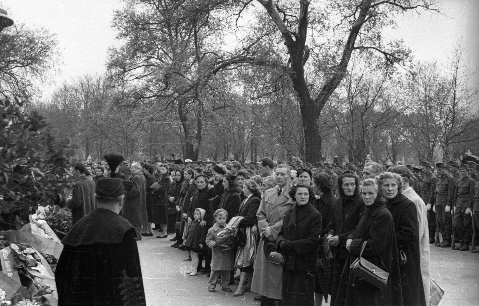 Magyarország, Budapest VIII., Fiumei úti Nemzeti Sírkert (Kerepesi temető) 1957. április 19-én. Az 1956. októberében a rádiónál és a Kertész utcánál elesett tisztek temetésekor készült a felvétel., 1957, FSZEK Budapest Gyűjtemény / Sándor György, Sándor György, Budapest, gyász, tömeg, Fortepan #117092