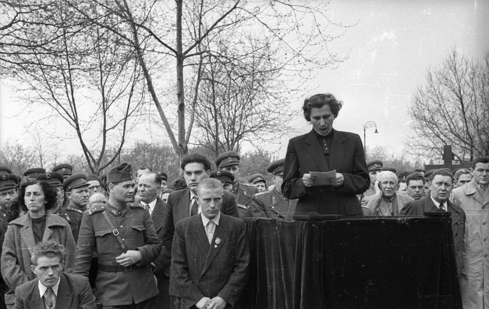 Magyarország, Budapest VIII., Fiumei úti Nemzeti Sírkert (Kerepesi temető) 1957. április 19-én. Csikesz Józsefné, az MSZMP budapesti intéző bizottságának tagja a rádiónál és a Kertész utcánál elesett tisztek búcsúztató beszédét tartja., 1957, FSZEK Budapest Gyűjtemény / Sándor György, Sándor György, Budapest, szónok, Fortepan #117094