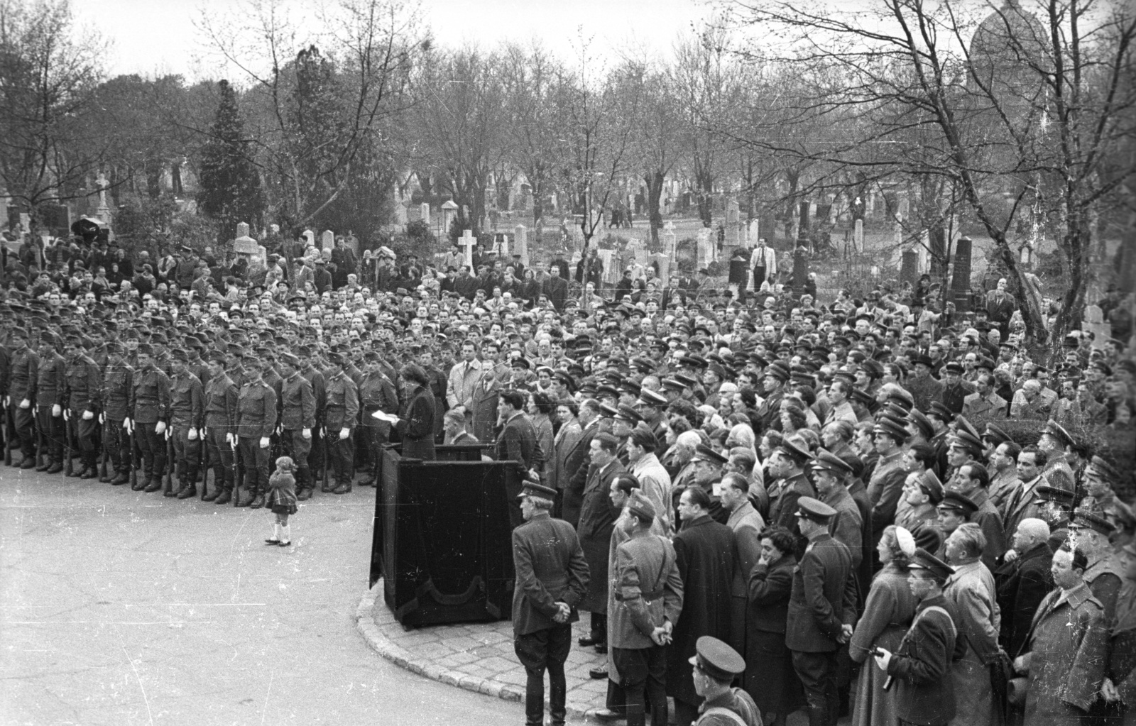 Magyarország, Budapest VIII., Fiumei úti Nemzeti Sírkert (Kerepesi temető) 1957. április 19-én. Csikesz Józsefné, az MSZMP budapesti intéző bizottságának tagja a rádiónál és a Kertész utcánál elesett tisztek búcsúztató beszédét tartja., 1957, FSZEK Budapest Gyűjtemény / Sándor György, Sándor György, Budapest, tömeg, szónok, Fortepan #117095