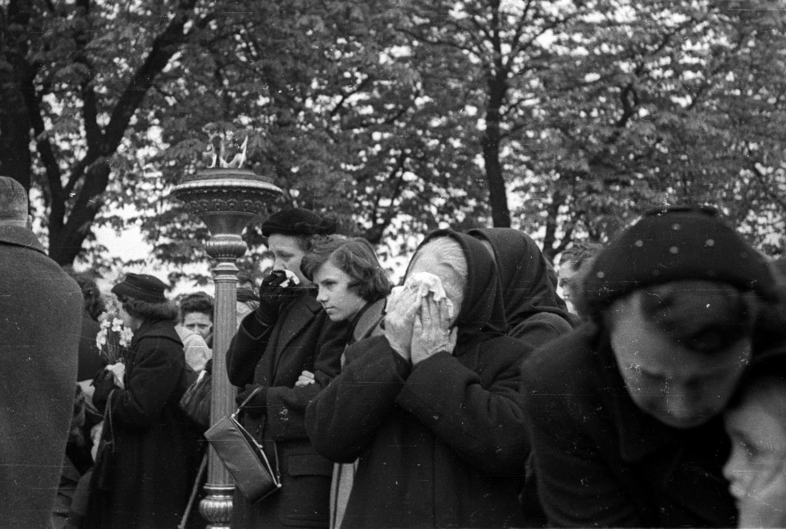 Hungary, Budapest VIII., Fiumei úti Nemzeti Sírkert (Kerepesi temető) 1957. április 19-én. Az 1956. októberében a rádiónál és a Kertész utcánál elesett tisztek temetésekor készült a felvétel., 1957, FSZEK Budapest Gyűjtemény / Sándor György, Sándor György, funeral, Budapest, Fortepan #117098