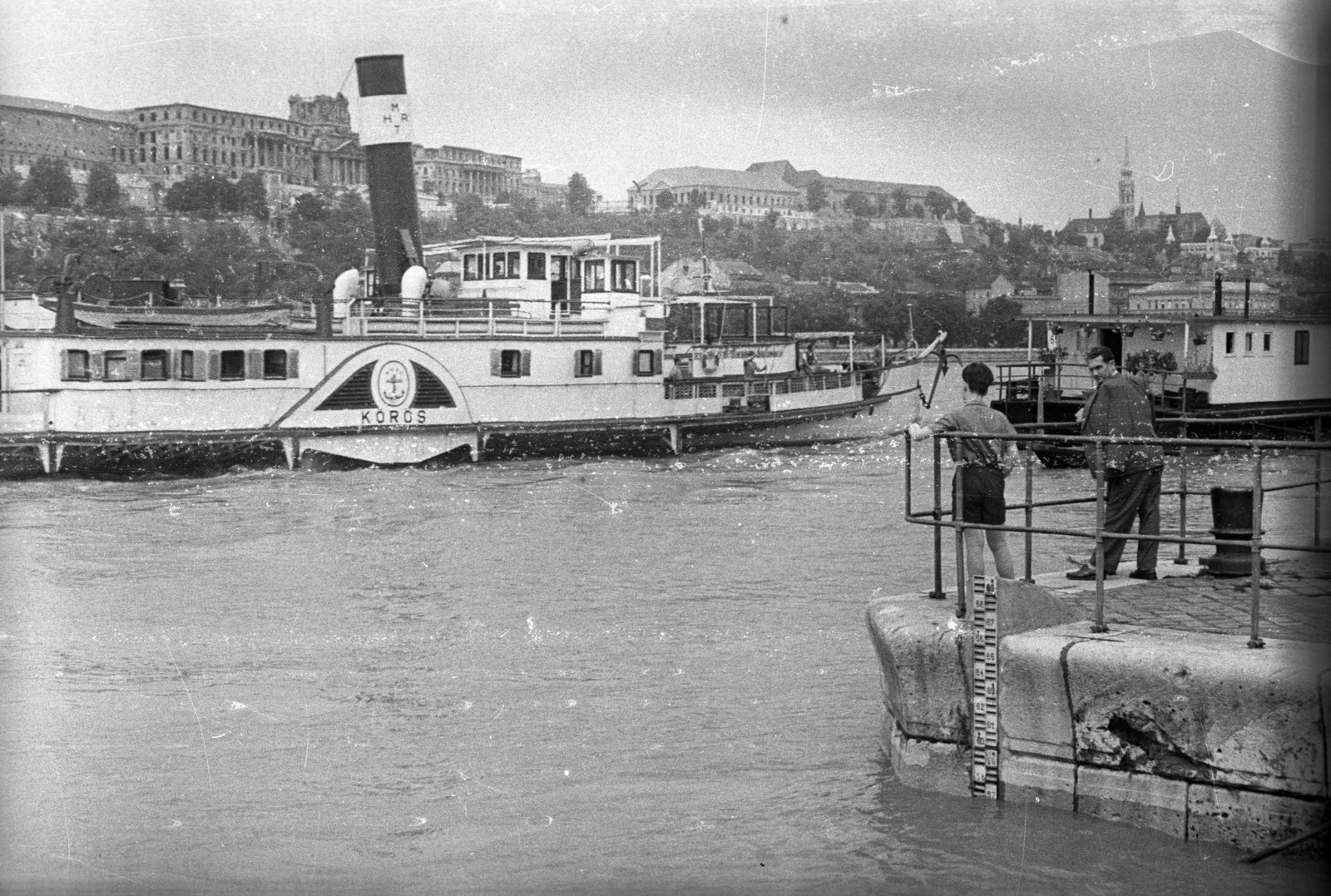 Magyarország, Budapest V.,Budapest I., pesti alsó rakpart. A Kőrös lapátkerekes gőzhajó a Vigadó téri hajóállomásnál, háttérben a budai Vár., 1957, FSZEK Budapest Gyűjtemény / Sándor György, Sándor György, hajó, gőzhajó, lapátkerekes hajó, Kőrös/Verecke hajó, Budapest, Fortepan #117102