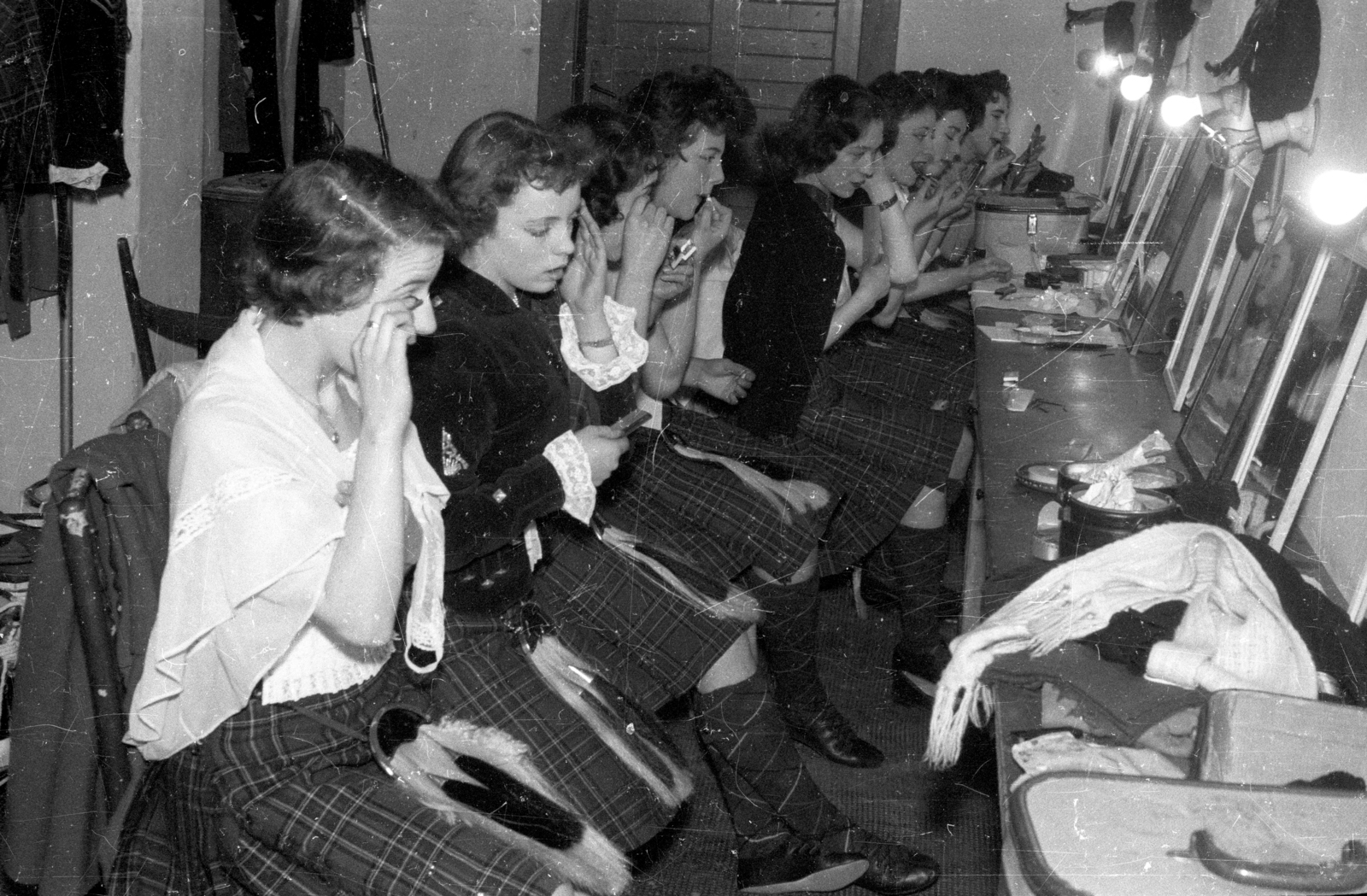 Hungary, 1957, FSZEK Budapest Gyűjtemény / Sándor György, Sándor György, fashion, beauty treatment, hairdresser, hairdo, lipstick, tiring-room, Fortepan #117106