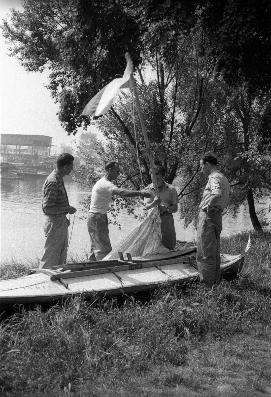 Hungary, Budapest XIII., Népsziget, az Újpesti-öböl túlpartján a Gheorghiu Dej Hajógyár (később Magyar Hajó- és Darugyár). Lengyel kajakosok, Aleksander Rybik tengerész, Withold Roth kajakversenyző, Adam Kielar mérnök-geológus és Ryszard Dieciolkiewicz újságíró. Azt tervezték, hogy Krakkóból indulva Indiáig kajakoznak., 1958, FSZEK Budapest Gyűjtemény / Sándor György, Sándor György, kayak, Budapest, Fortepan #117112