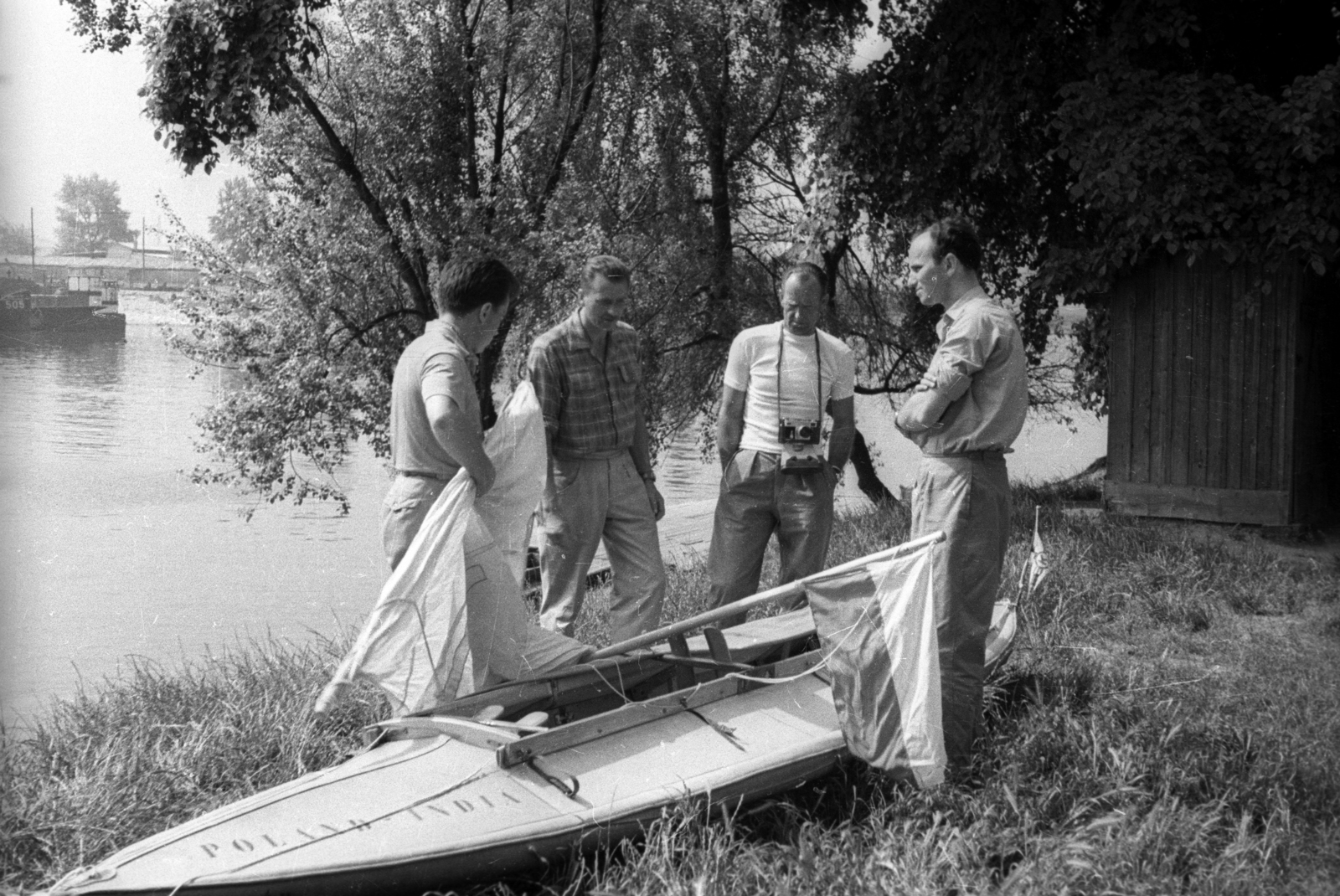 Hungary, Budapest XIII., Népsziget, az Újpesti-öböl túlpartján a Gheorghiu Dej Hajógyár (később Magyar Hajó- és Darugyár). Lengyel kajakosok, Aleksander Rybik tengerész, Withold Roth kajakversenyző, Adam Kielar mérnök-geológus és Ryszard Dieciolkiewicz újságíró. Azt tervezték, hogy Krakkóból indulva Indiáig kajakoznak., 1958, FSZEK Budapest Gyűjtemény / Sándor György, Sándor György, kayak, camera, Kiev-brand, Budapest, Fortepan #117113