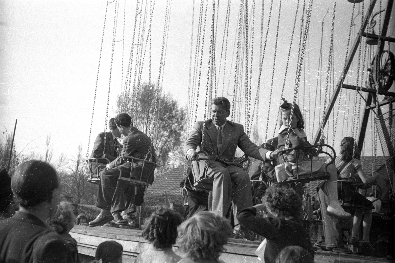 Hungary, People's Park, Budapest X., majális, középen Marosán György., 1958, FSZEK Budapest Gyűjtemény / Sándor György, Sándor György, carousel, fun-fair, Budapest, celebrity, odd one out, Fortepan #117114