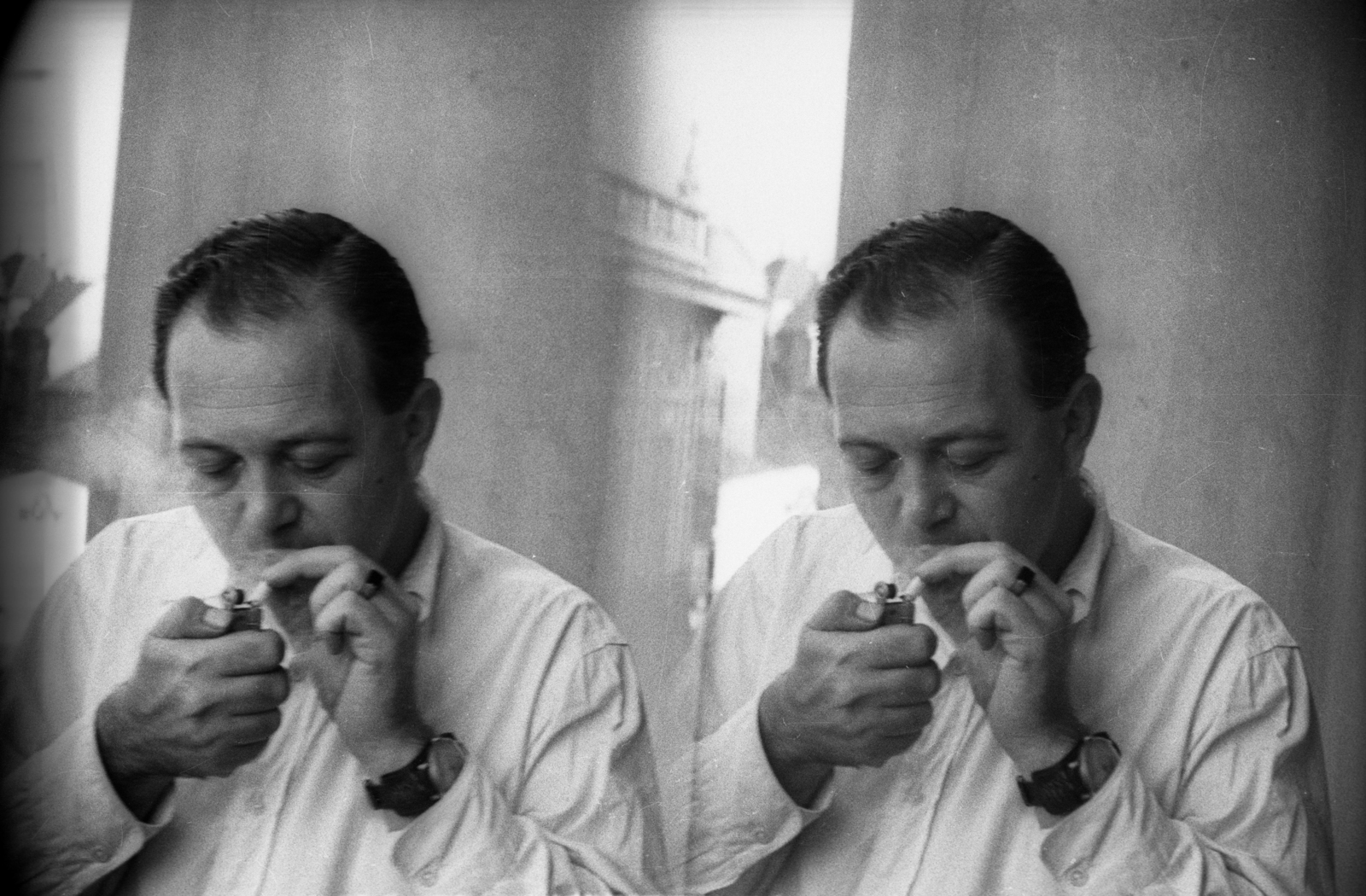 Magyarország, Budapest VIII., Somogyi Béla (Rökk Szilárd) utca 6., balra a Corvin Áruház., 1957, FSZEK Budapest Gyűjtemény / Sándor György, Sándor György, cigaretta, karóra, öngyújtó, sztereófotó, Budapest, rágyújt, Fortepan #117116
