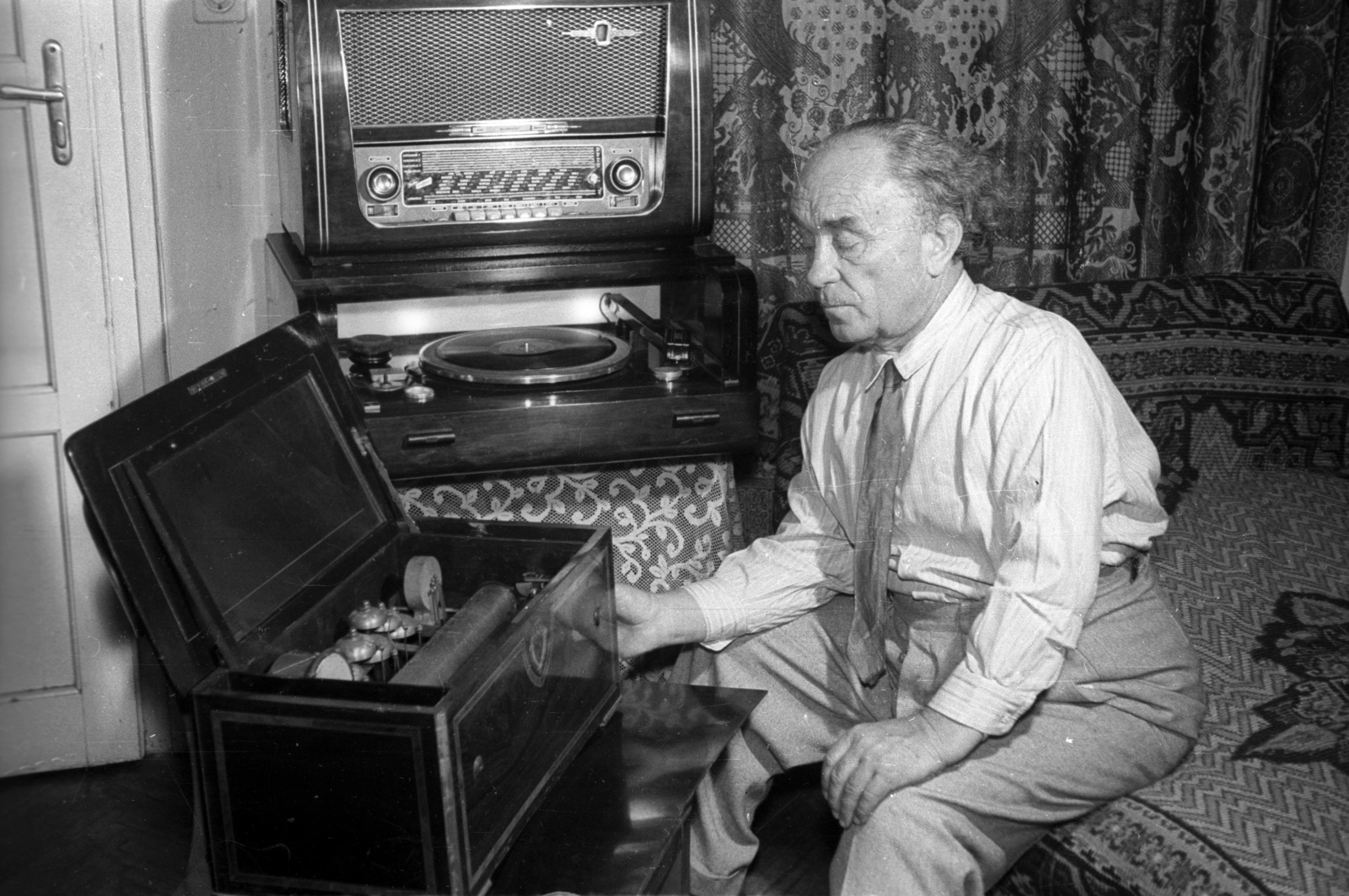 Hungary, Budapest II., Varsányi udvar 2., Öveges József professzor az otthonában., 1958, FSZEK Budapest Gyűjtemény / Sándor György, Sándor György, Budapest, celebrity, radio, teacher, science prep room, hurdy-gurdy, experiment, turntable, Fortepan #117125