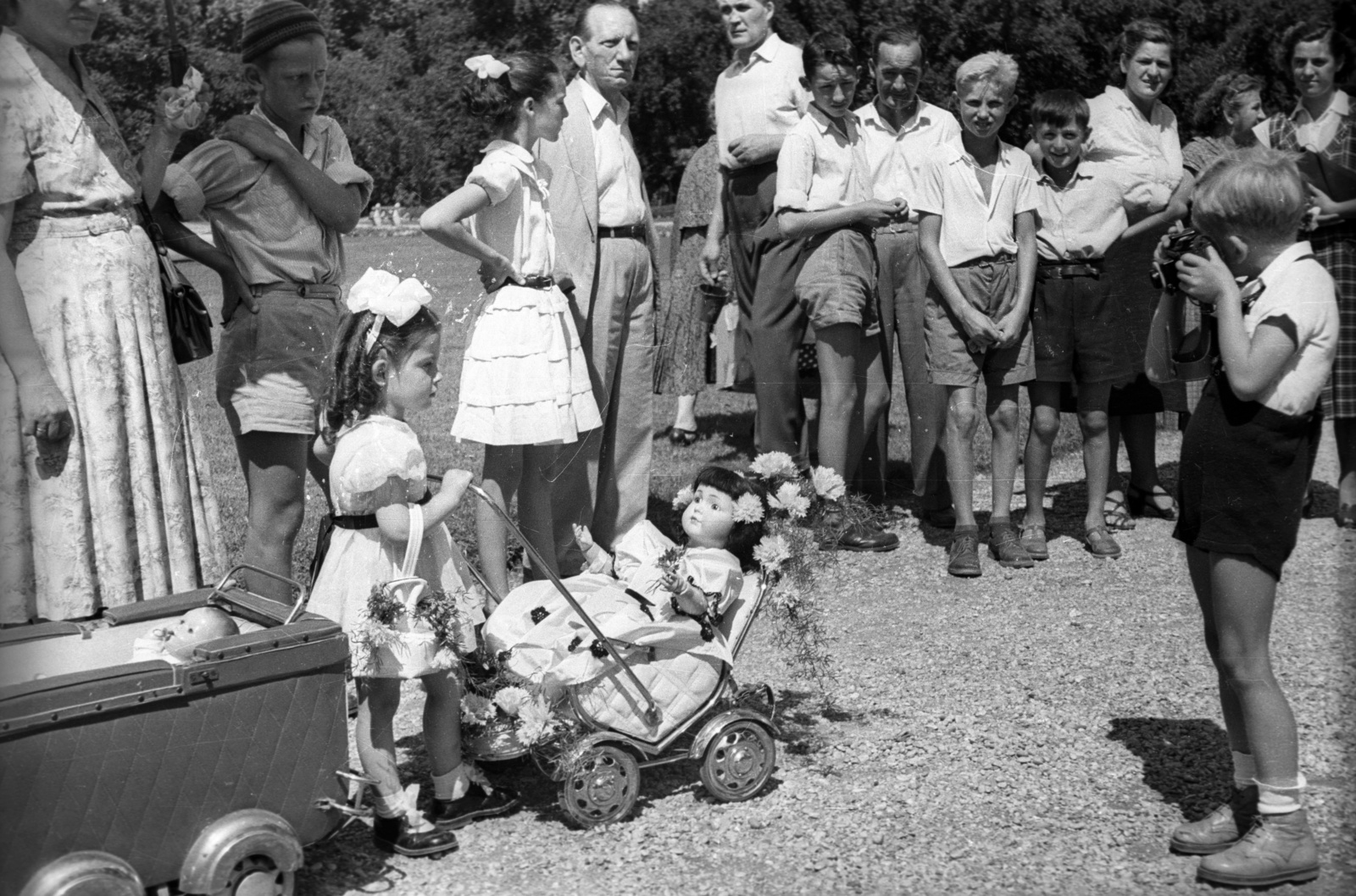 Hungary, a fővárosi játékboltok játék-, baba- és gyermekkocsi-szépségversenye 1958. augusztus 18-án., 1958, FSZEK Budapest Gyűjtemény / Sándor György, Sándor György, toy doll, baby carriage, audience, photography, Fortepan #117131