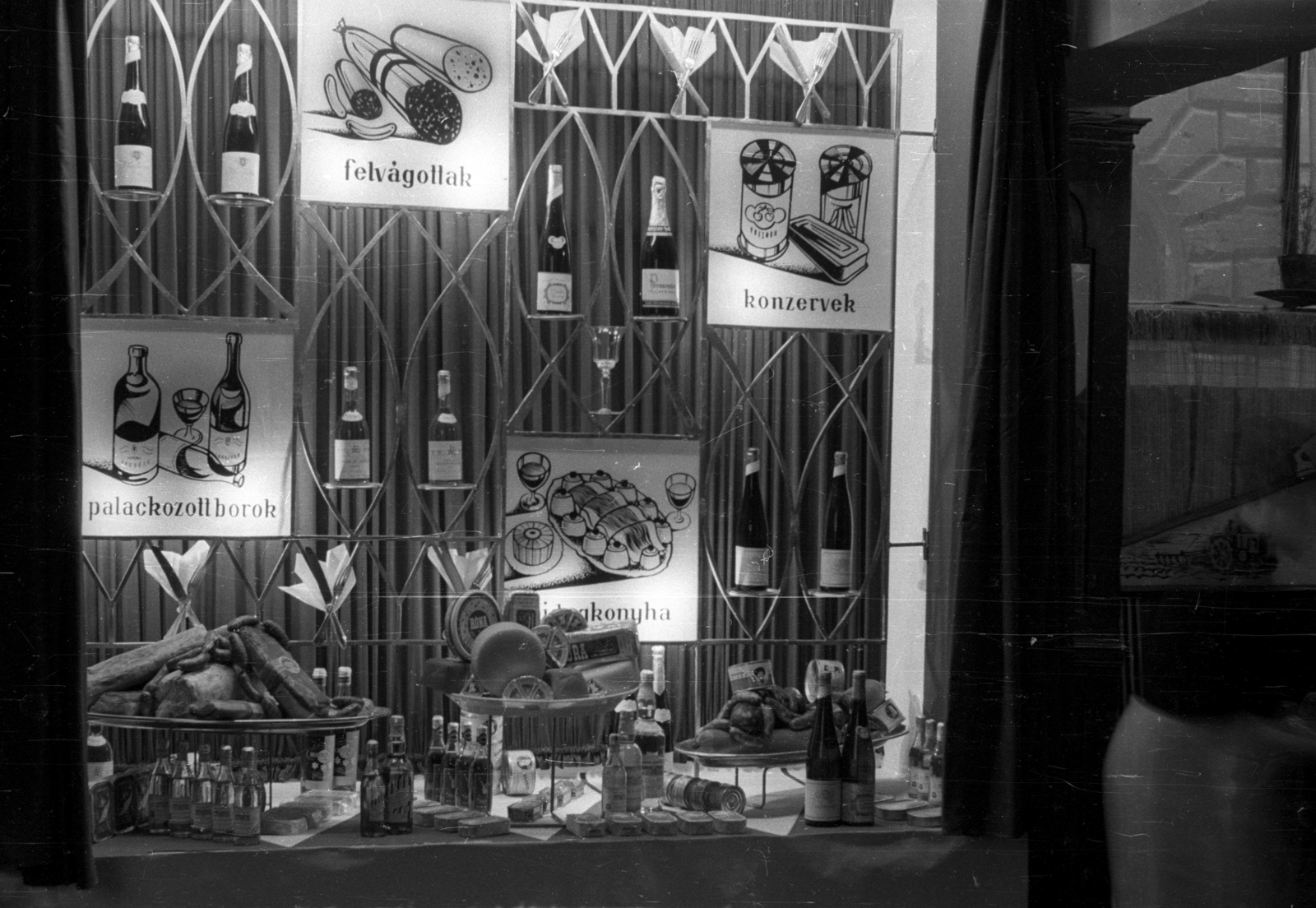 Hungary, 1959, FSZEK Budapest Gyűjtemény / Sándor György, Sándor György, Show window, bottle, Fortepan #117136