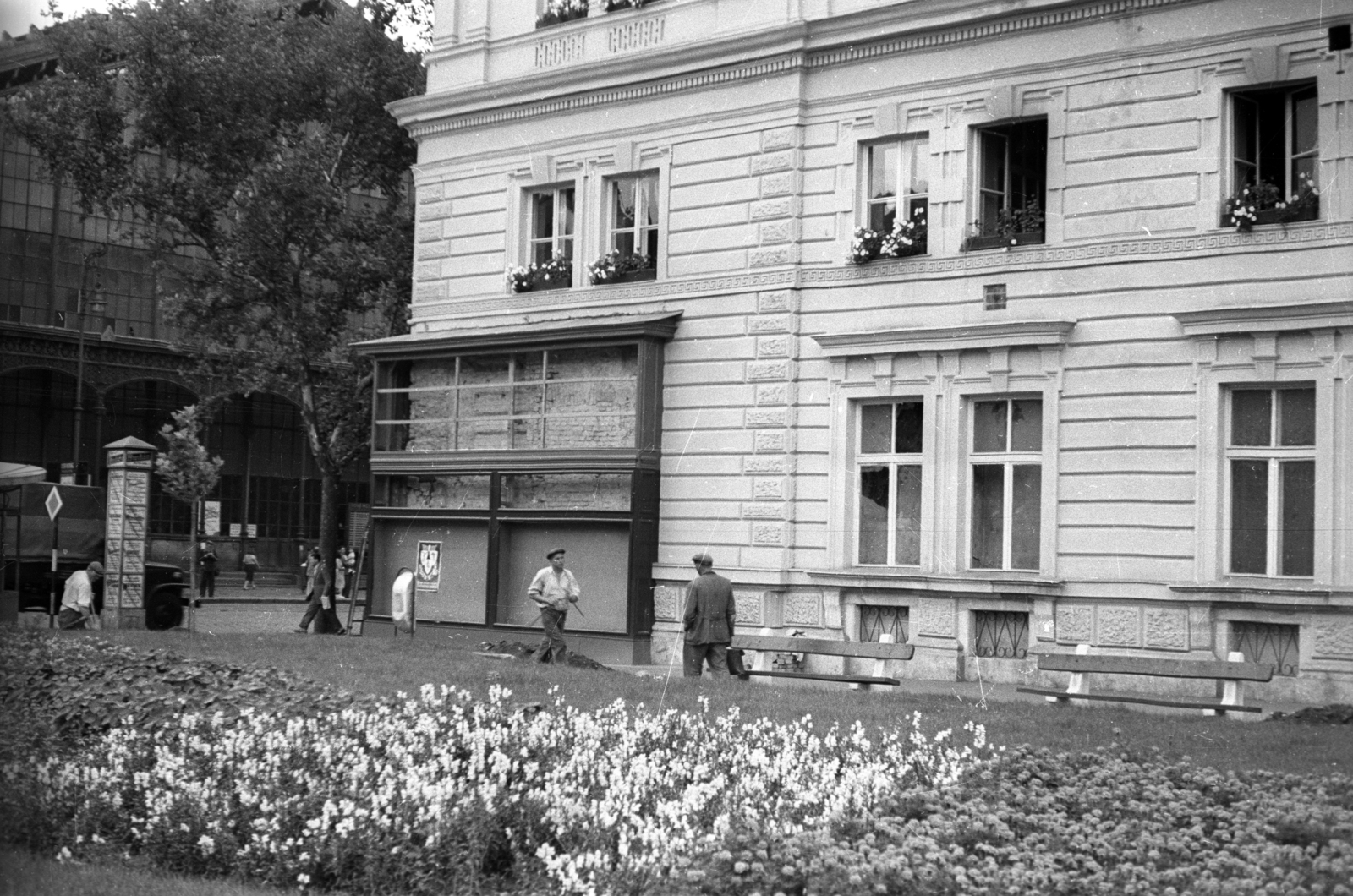 Magyarország, Budapest VI., Teréz (Lenin) körút - Nyugati (Marx) tér sarok, balra a Nyugati pályaudvar, jobbra az egykori indóházból kialakított MÁV BVKH / Bevételellenőrzési, Visszatérítési és Kártérítési Hivatal., 1958, FSZEK Budapest Gyűjtemény / Sándor György, Sándor György, Budapest, hirdetőoszlop, virágágyás, Fortepan #117139