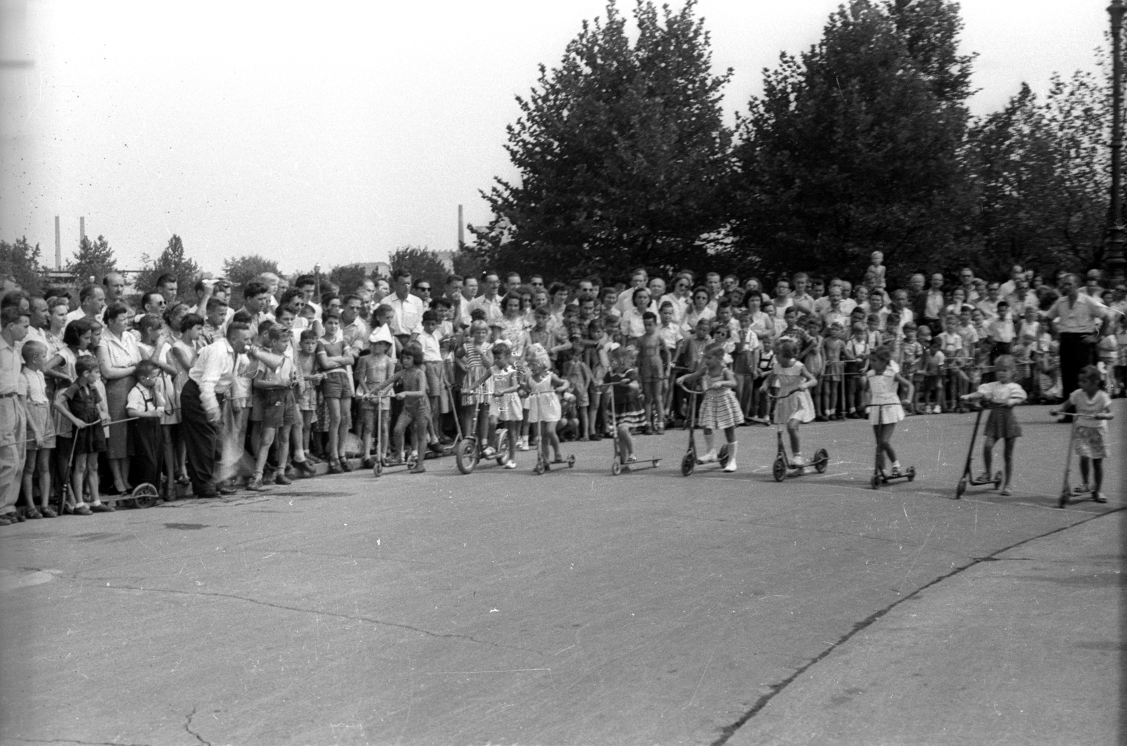 Hungary, Margit Islands, Budapest, park a mai Centenáriumi emlékmű helyén, rollerverseny., 1958, FSZEK Budapest Gyűjtemény / Sándor György, Sándor György, scooter, competition, Budapest, Fortepan #117157