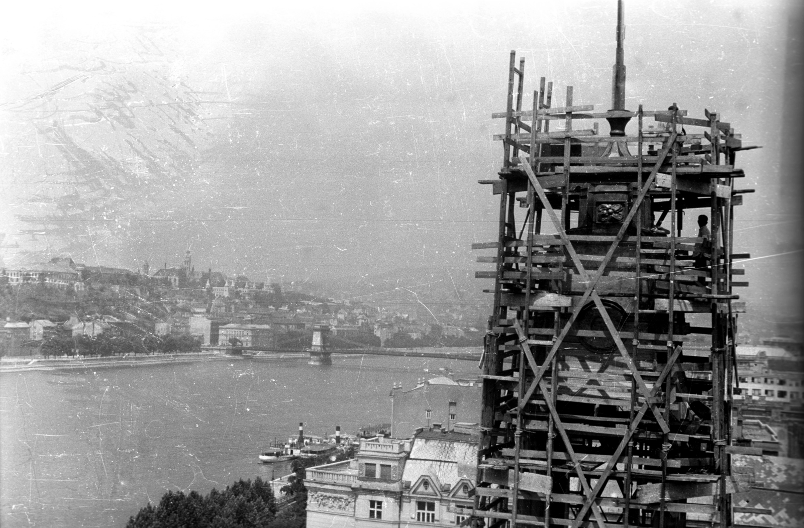 Hungary, Budapest V., kilátás a felállványozott Belvárosi templom déli tornyából a budai Vár és a Széchenyi Lánchíd felé., 1958, FSZEK Budapest Gyűjtemény / Sándor György, Sándor György, ship, scaffolding, Budapest, Fortepan #117172