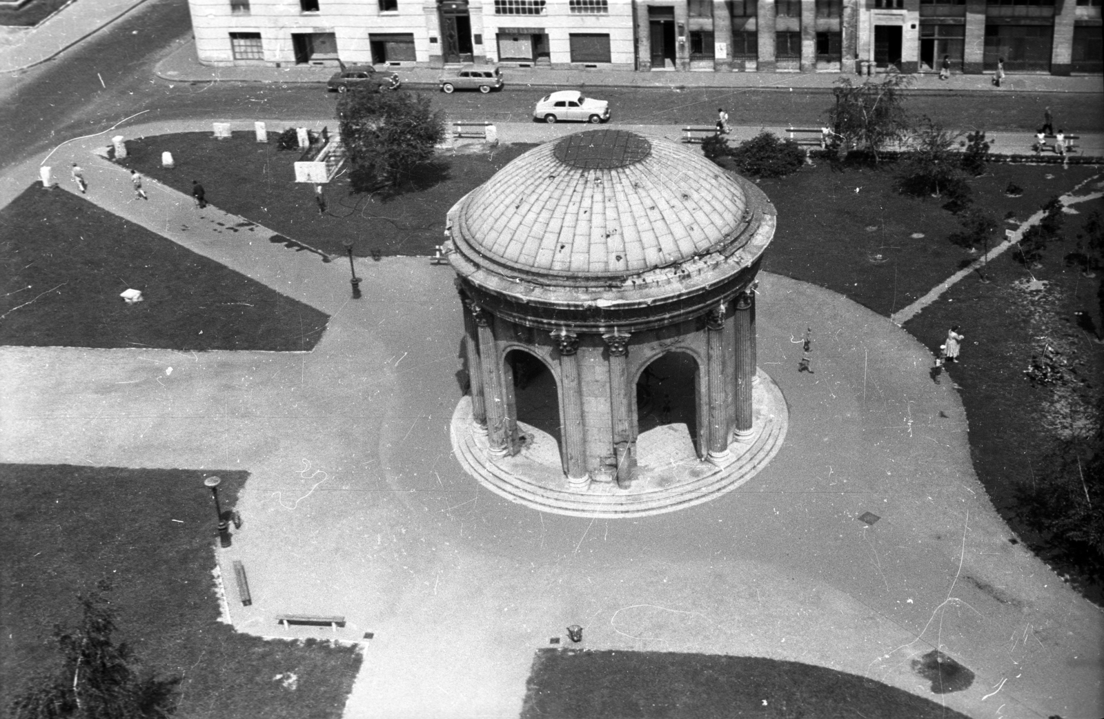 Hungary, Budapest V., Március 15. tér, Erzsébet királyné emlékművének csarnoka a Belvárosi templom tornyából nézve., 1958, FSZEK Budapest Gyűjtemény / Sándor György, Sándor György, monument, Budapest, Fortepan #117173