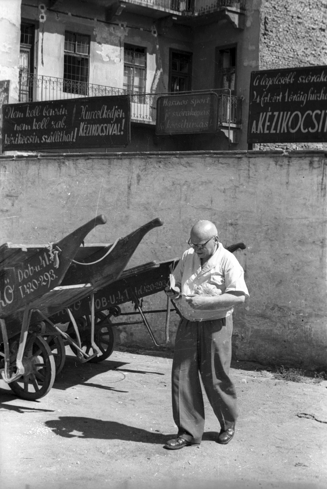 Hungary, Budapest VII., Dob utca 41., 1958, FSZEK Budapest Gyűjtemény / Sándor György, Sándor György, Budapest, handbarrow, Fortepan #117177