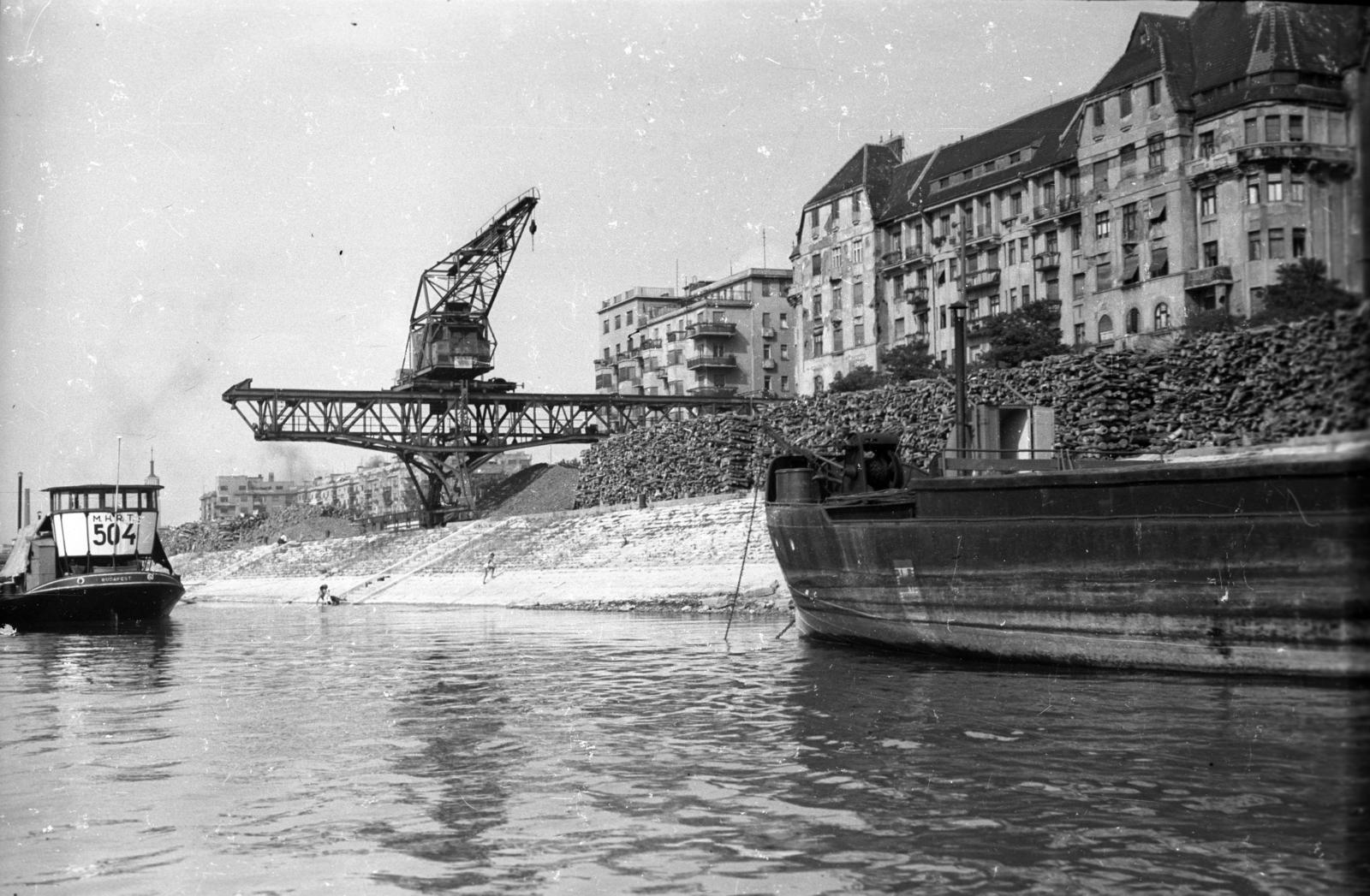 Hungary, Budapest XIII., Újpesti rakparti házak a Dunáról nézve, balra a Szent István park., 1957, FSZEK Budapest Gyűjtemény / Sándor György, Sándor György, crane, barge, Budapest, river, Fortepan #117185