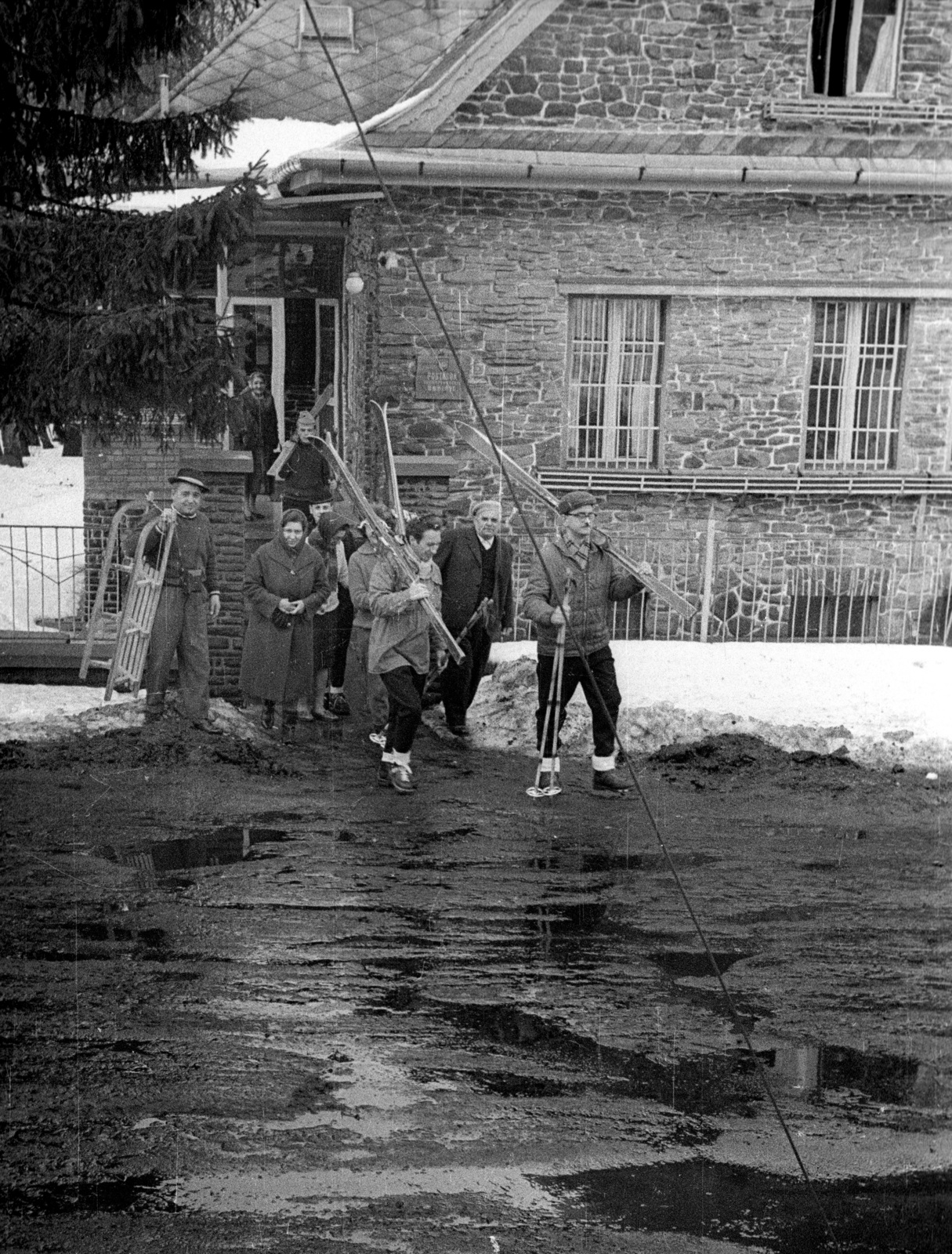 Hungary, Mátraháza, Postás Üdülő., 1960, FSZEK Budapest Gyűjtemény / Sándor György, Sándor György, puddle, sledge, skis, Fortepan #117212