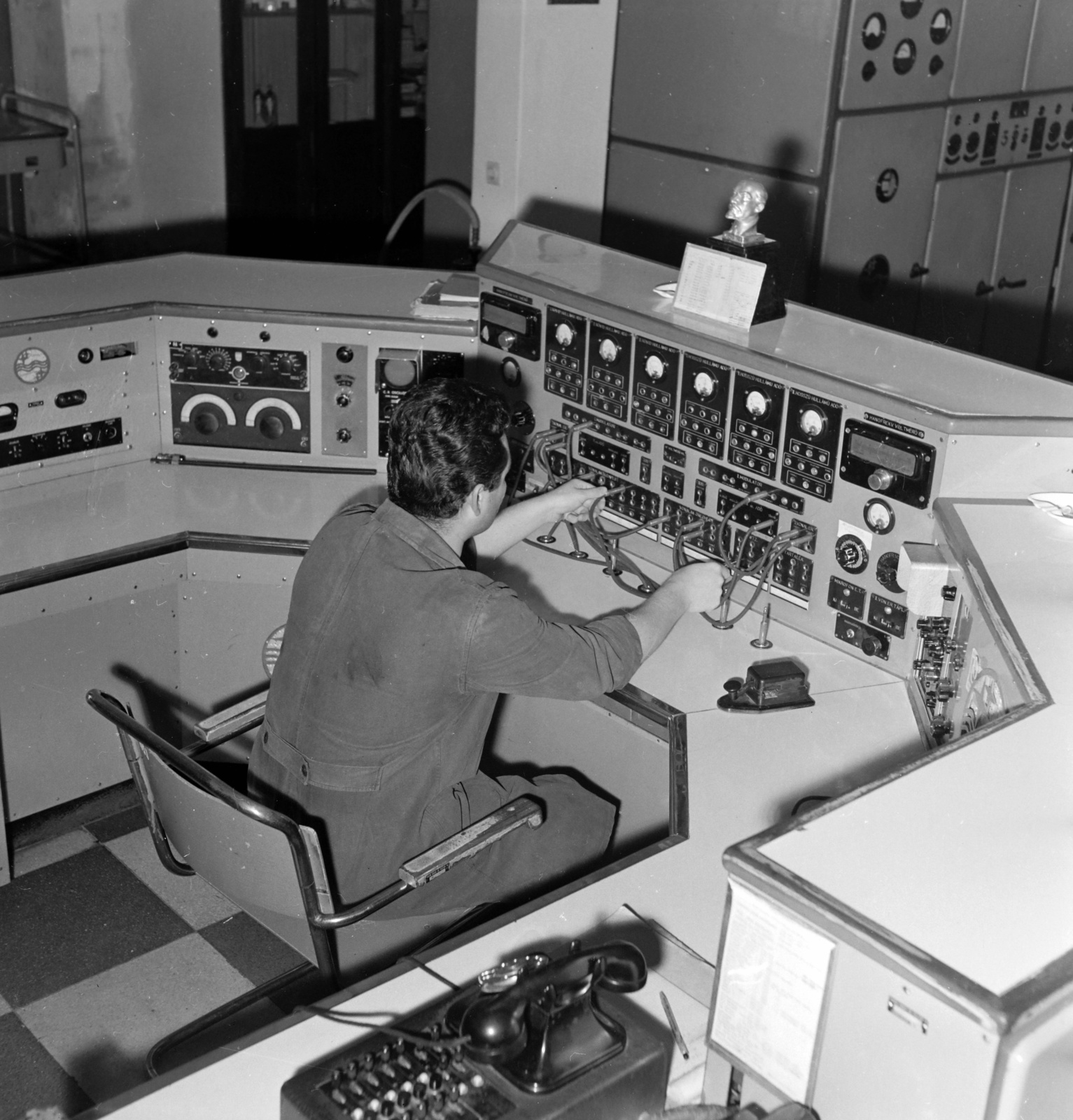 Hungary, 1960, FSZEK Budapest Gyűjtemény / Sándor György, Sándor György, Lenin-portrayal, bust, control room, radio broadcasting, transmission, control panel, Fortepan #117215