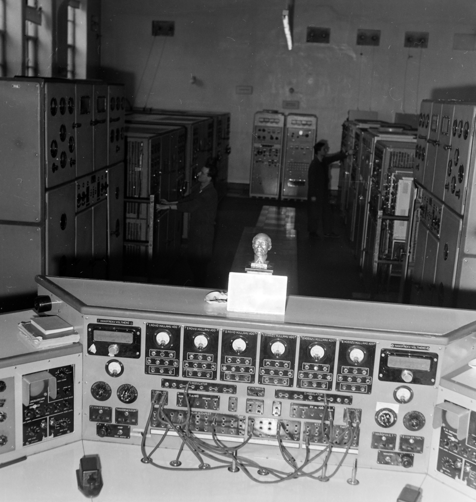 Hungary, 1960, FSZEK Budapest Gyűjtemény / Sándor György, Sándor György, Lenin-portrayal, bust, control room, dashboard, radio broadcasting, transmission, control panel, Fortepan #117216