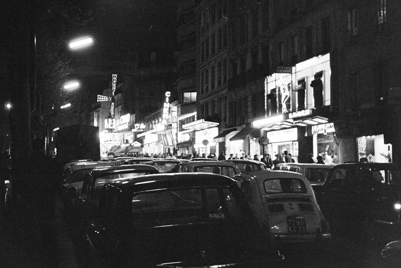 Franciaország, Párizs, Boulevard de Clichy, háttérben a Moulin Rouge mulató., 1967, Aradi Péter, Szenczi Mária, Fortepan #117223