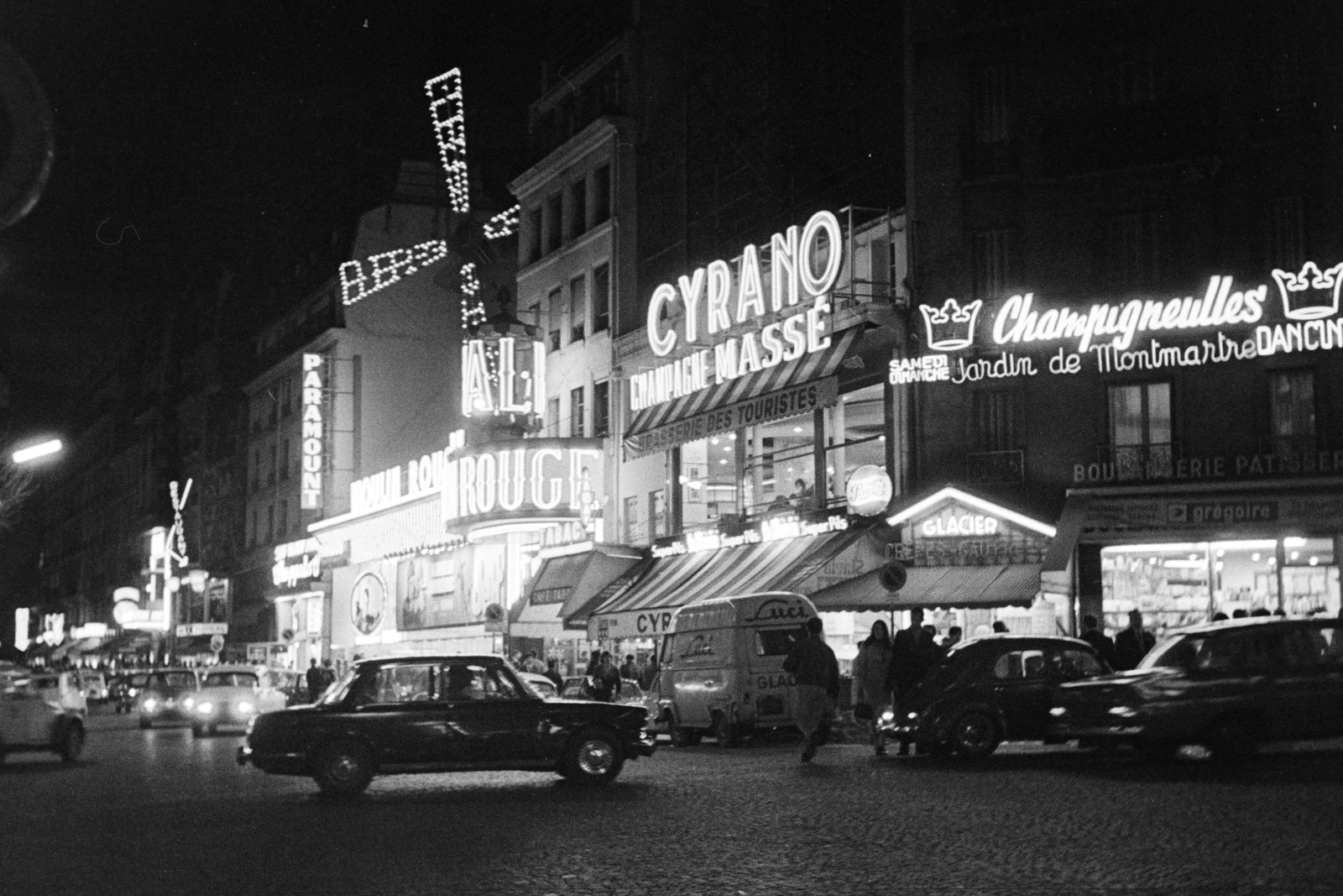 France, Paris, Boulevard de Clichy, Moulin Rouge mulató., 1967, Aradi Péter, Szenczi Mária, night, neon sign, Fortepan #117224