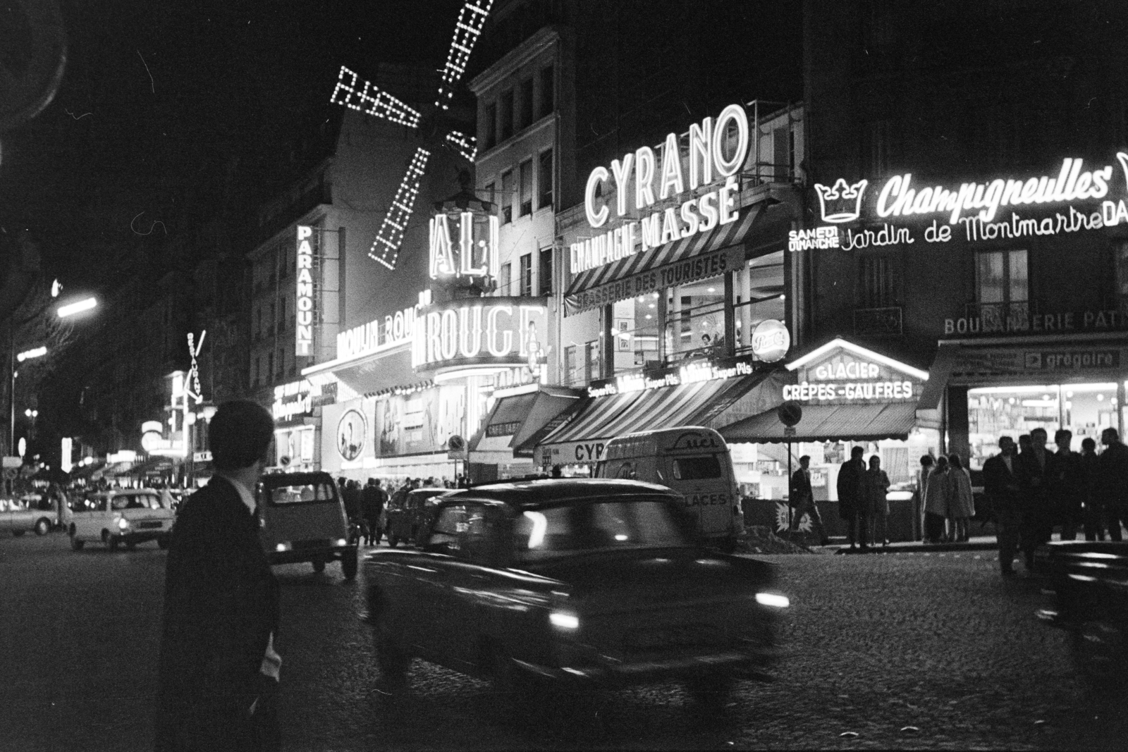 Franciaország, Párizs, Boulevard de Clichy, Moulin Rouge mulató., 1967, Aradi Péter, Szenczi Mária, neonreklám, éjszaka, neon felirat, Fortepan #117225