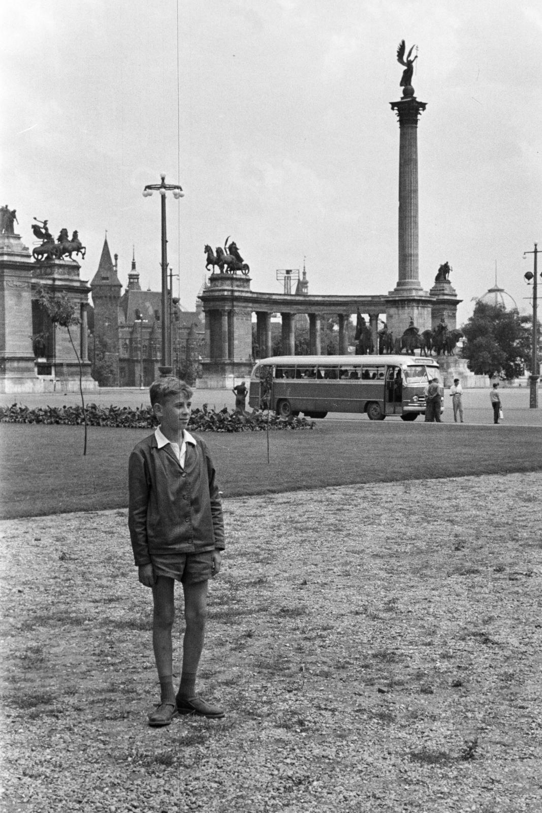 Hungary, Budapest XIV., Hősök tere, Millenniumi emlékmű, a háttérben a Vajdahunyad vára., 1959, Aradi Péter, Szenczi Mária, Budapest, Fortepan #117238