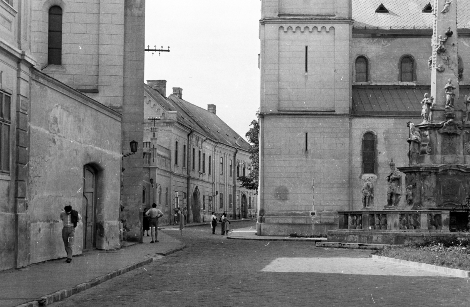 Hungary, Veszprém, Vár, Szentháromság tér, Szentháromság-szobor, mögötte a Szent Mihály-székesegyház., 1959, Aradi Péter, Szenczi Mária, Fortepan #117239