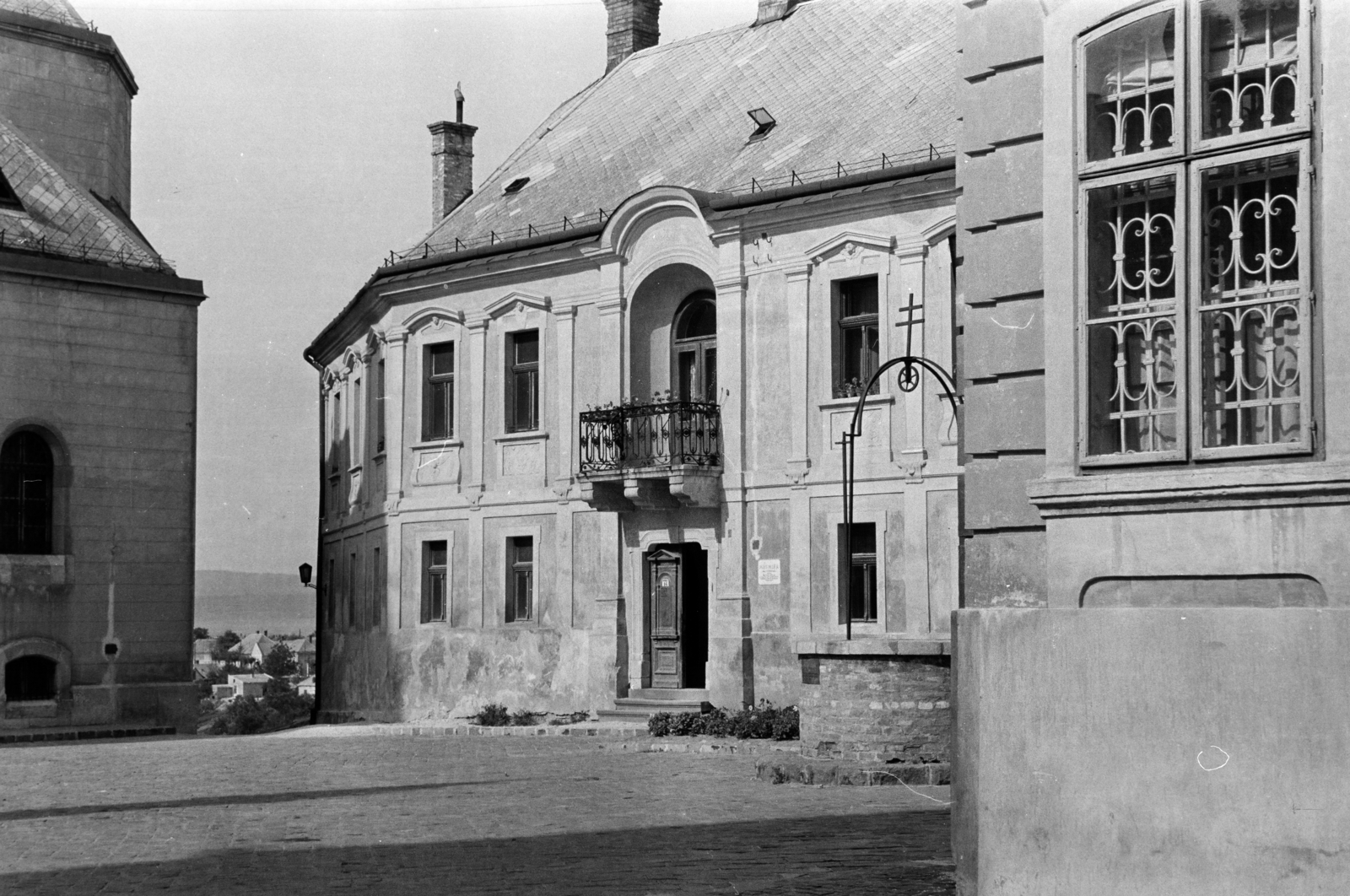 Hungary, Veszprém, Vár, Szentháromság tér, balra a Szent Mihály-székesegyház sarka, szemben a Nagypréposti ház, jobbra a Várkút és az Érseki Palota., 1959, Aradi Péter, Szenczi Mária, Fortepan #117241