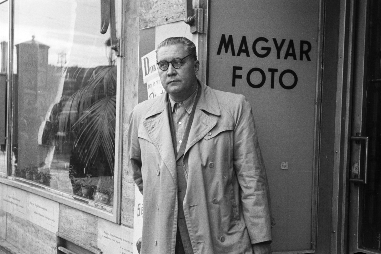 Hungary, Budapest VII., Tiszay Andor író. A felvétel a Károly (Tanács) körút 21., a Magyar Fotó Állami Vállalat kirendeltsége előtt készült., 1954, Aradi Péter, Szenczi Mária, Budapest, celebrity, Fortepan #117243