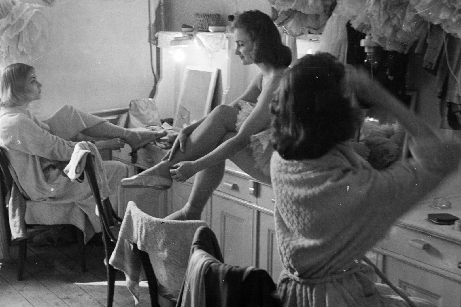 1955, Aradi Péter, Szenczi Mária, ballerina, leg over leg, sitting on a table, Fortepan #117244