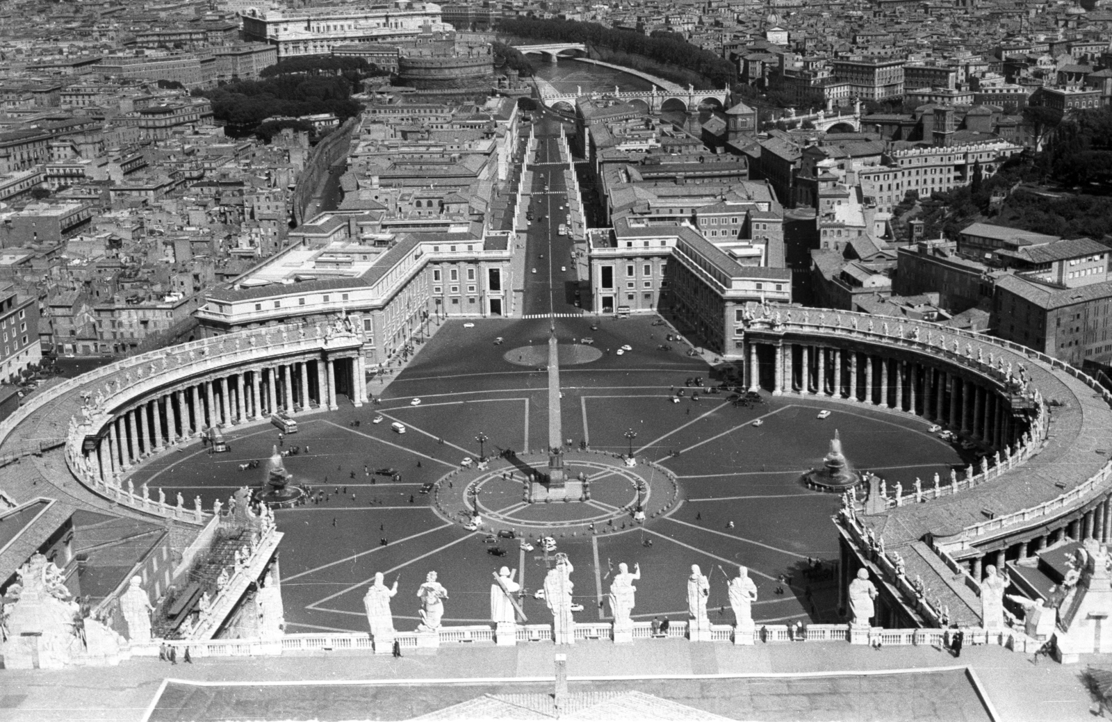 Vatikán, kilátás a Szent Péter-bazilikából a Szent Péter térre. A távolban a Tevere folyótól balra az Angyalvár (Castel Sant'Angelo) látszik., 1965, Aradi Péter, Szenczi Mária, obeliszk, Fortepan #117271