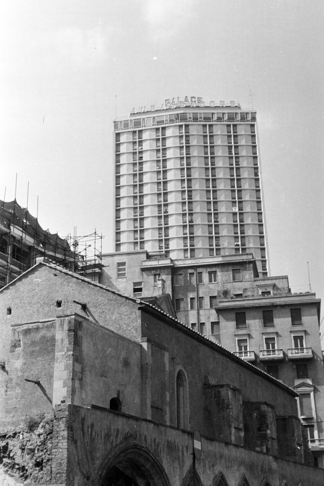 Olaszország, Nápoly, Via Medina, szemben a Hotel Palace (később Hotel NH Napoli Ambassador)., 1965, Aradi Péter, Szenczi Mária, Fortepan #117279