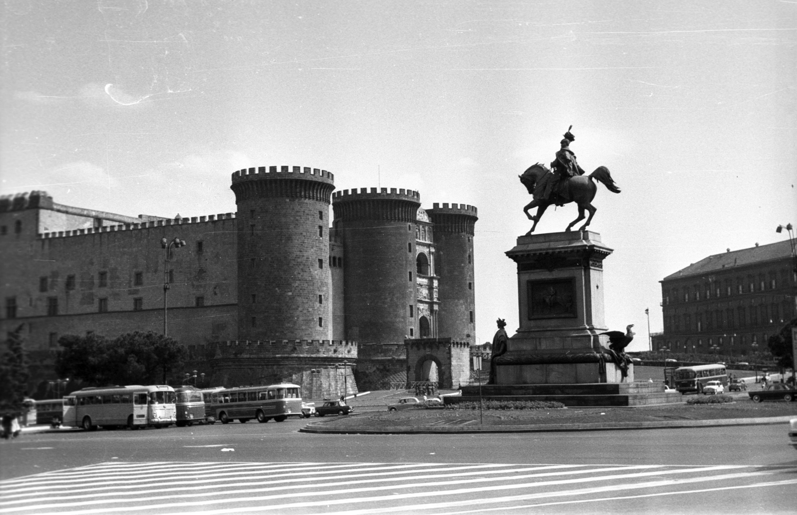 Italy, Naples, Piazza del Municipio, balra az Új Vár (Castel Nuovo) vagy ismertebb nevén Anjou-erőd (Maschio Angioino), jobbra a II. Viktor Emánuel emlékmű., 1965, Aradi Péter, Szenczi Mária, Fortepan #117282
