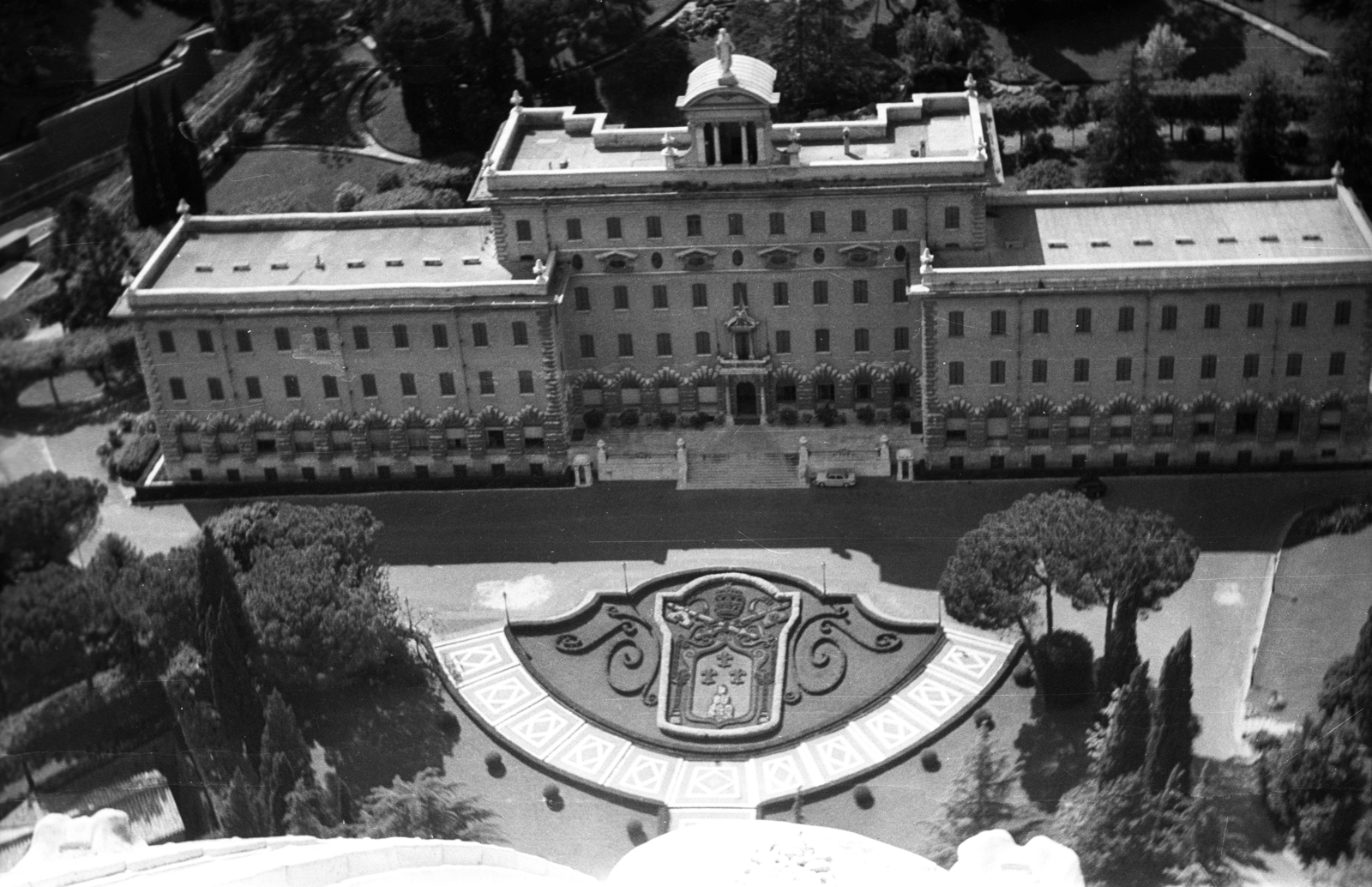 kilátás a Szent Péter-bazilikából a vatikáni kormányzósági palotára., 1965, Aradi Péter, Szenczi Mária, palace, eclectic architecture, Giuseppe Momo-design, Fortepan #117286