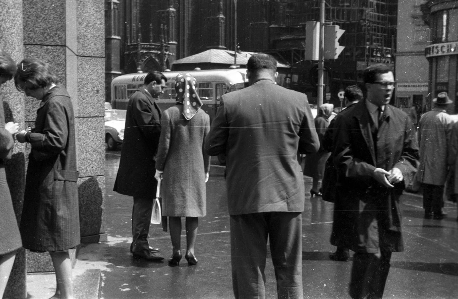 Austria, Vienna, Graben - Stephansplatz sarok, háttérben a Stephansdom / Szent István-székesegyház., 1965, Aradi Péter, Szenczi Mária, nylon fabric jacket, Fortepan #117291