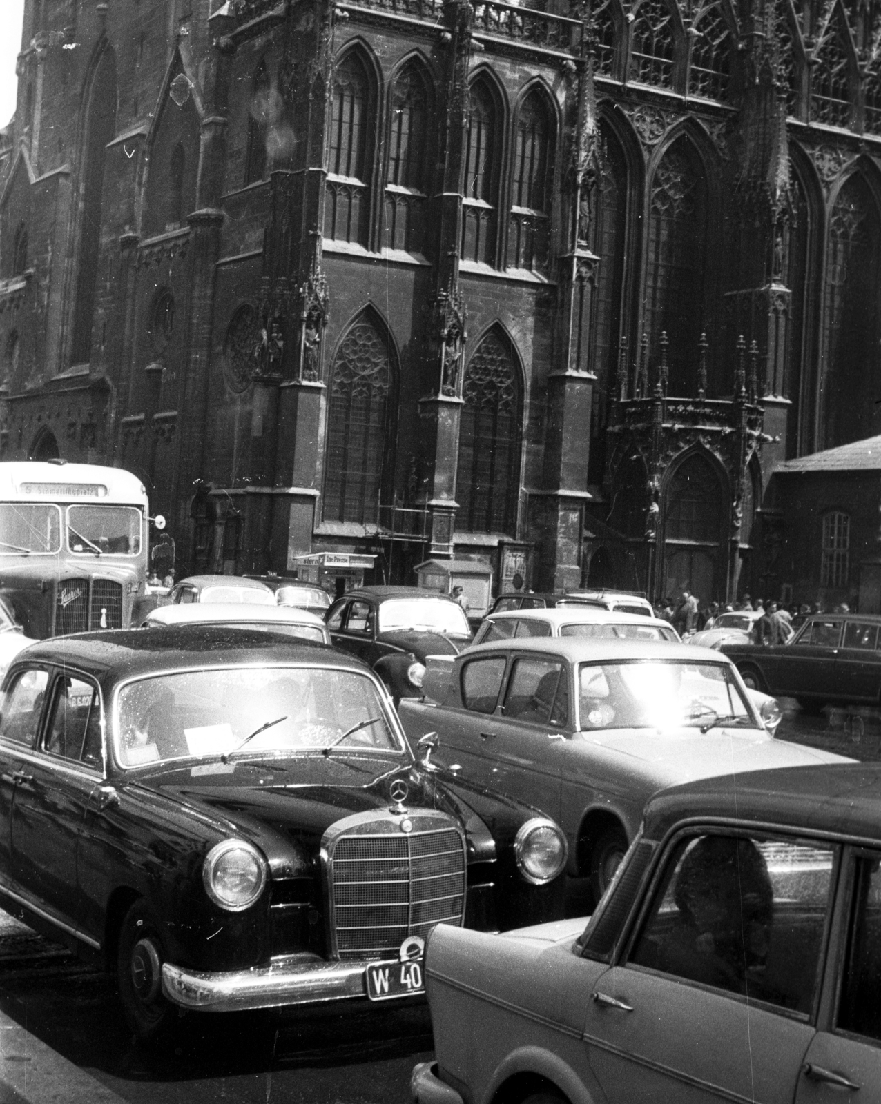 Austria, Vienna, Stephansplatz, háttérben a Stephansdom / Szent István-székesegyház., 1965, Aradi Péter, Szenczi Mária, Fortepan #117292