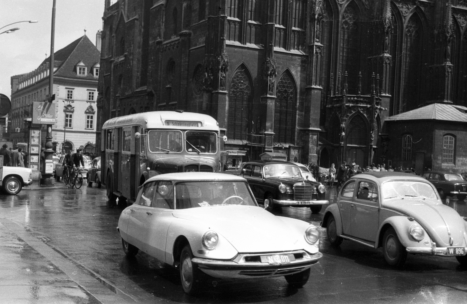 Ausztria, Bécs, Stephansplatz, háttérben a Stephansdom / Szent István-székesegyház., 1965, Aradi Péter, Szenczi Mária, Volkswagen-márka, Citroen-márka, gótika, Volkswagen Bogár, Citroen DS, csúcsív, Fortepan #117293