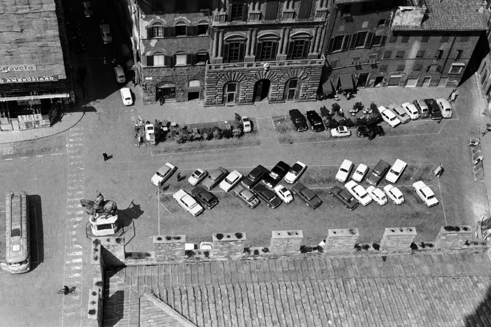Italy, Florence, Piazza della Signoria a Palazzo Vecchio tornyából nézve., 1965, Aradi Péter, Szenczi Mária, bird's eye view, car park, Fortepan #117311