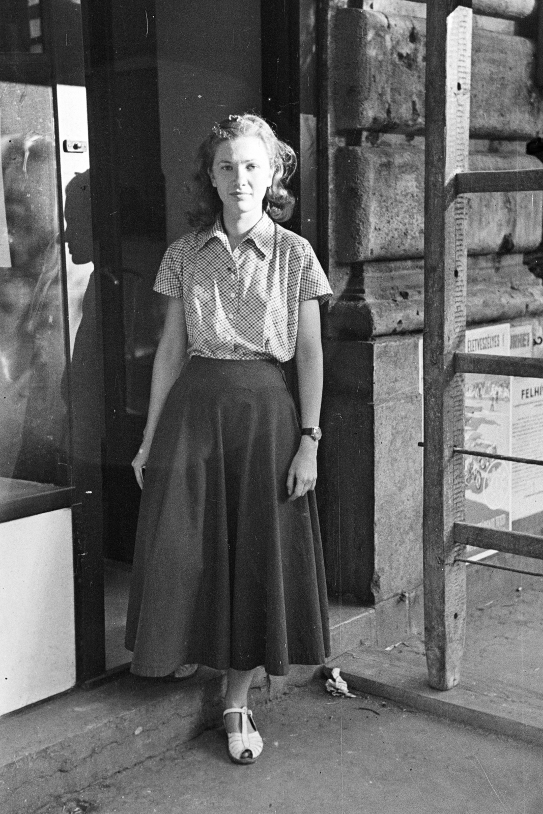 Hungary, Budapest VI., Andrássy (Sztálin) út 47., a Magyar Foto (később Főfotó) vállalat üzlethelyisége., 1953, Aradi Péter, Szenczi Mária, portrait, lady, Budapest, Fortepan #117320