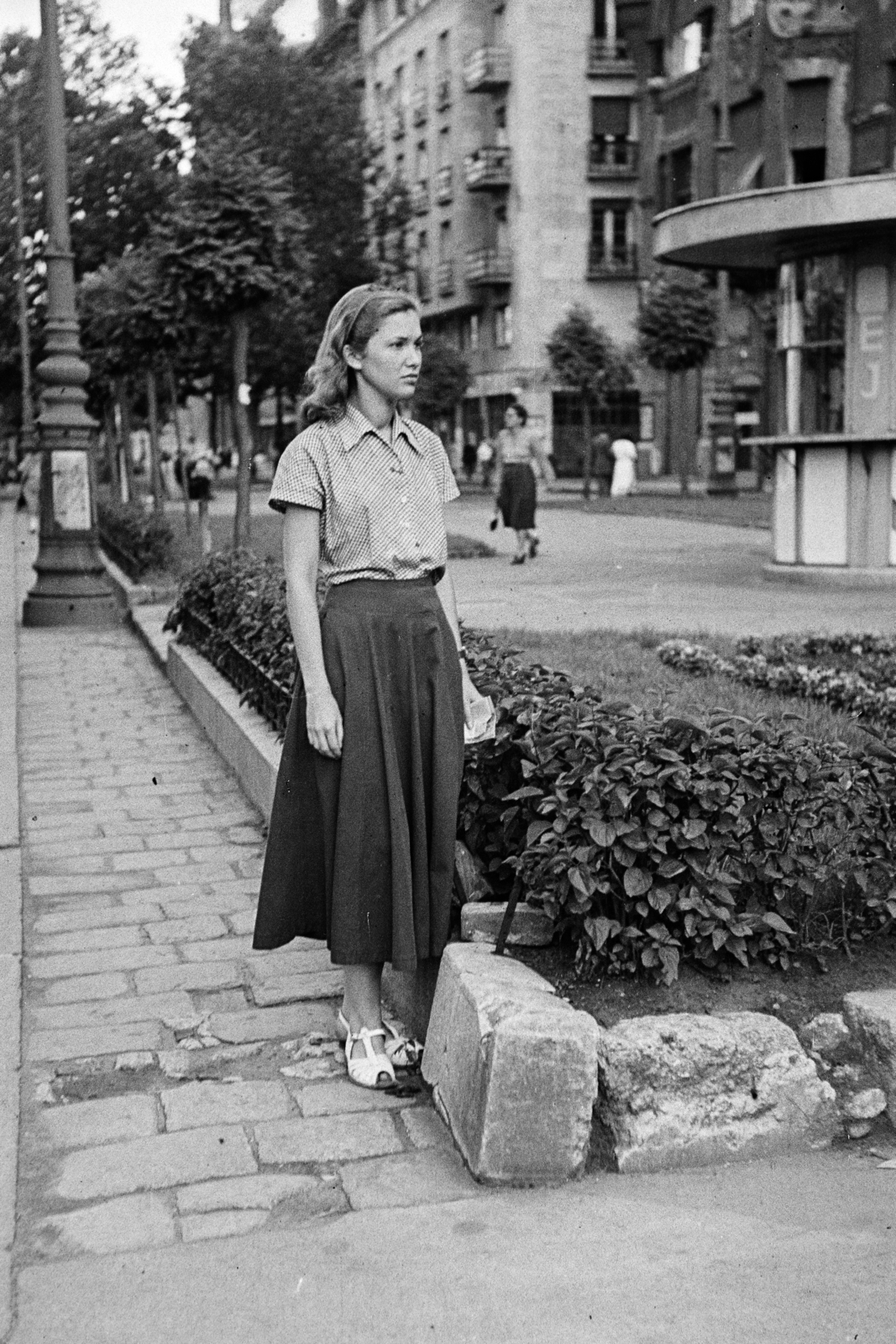 Hungary, Budapest VI., Liszt Ferenc tér az Andrássy (Sztálin) út felől nézve, jobbra a Paulay Ede utca torkolata., 1953, Aradi Péter, Szenczi Mária, portrait, street view, lady, Budapest, Fortepan #117323