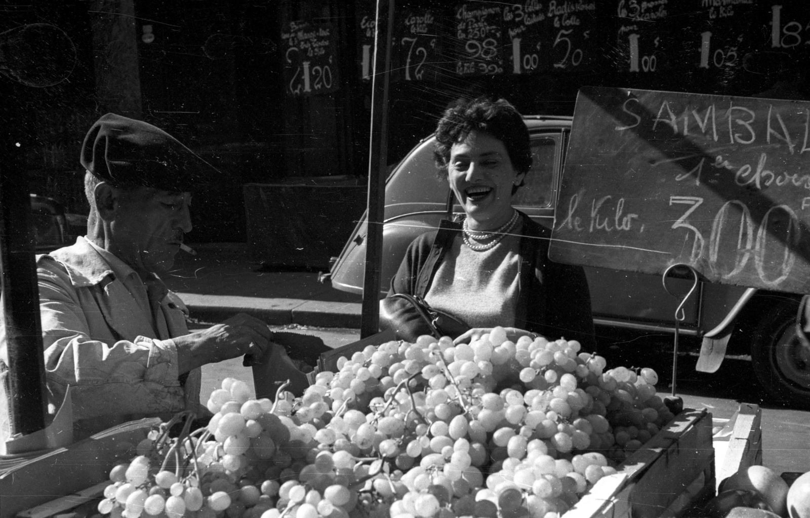 France, Paris, 1959, Aradi Péter, Szenczi Mária, market, grape, Fortepan #117327