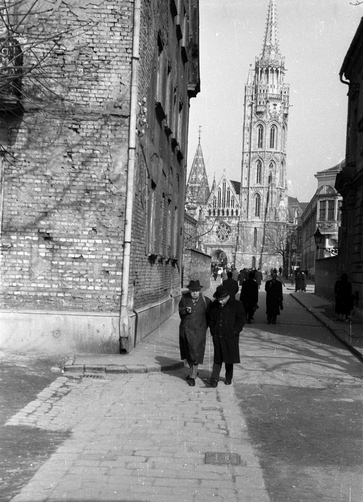 Hungary, Budapest I., a Szentháromság utca a Tóth Árpád sétánytól a Mátyás-templom felé nézve., 1958, Aradi Péter, Szenczi Mária, Budapest, Frigyes Schulek-design, Neo-Gothic-style, Fortepan #117334