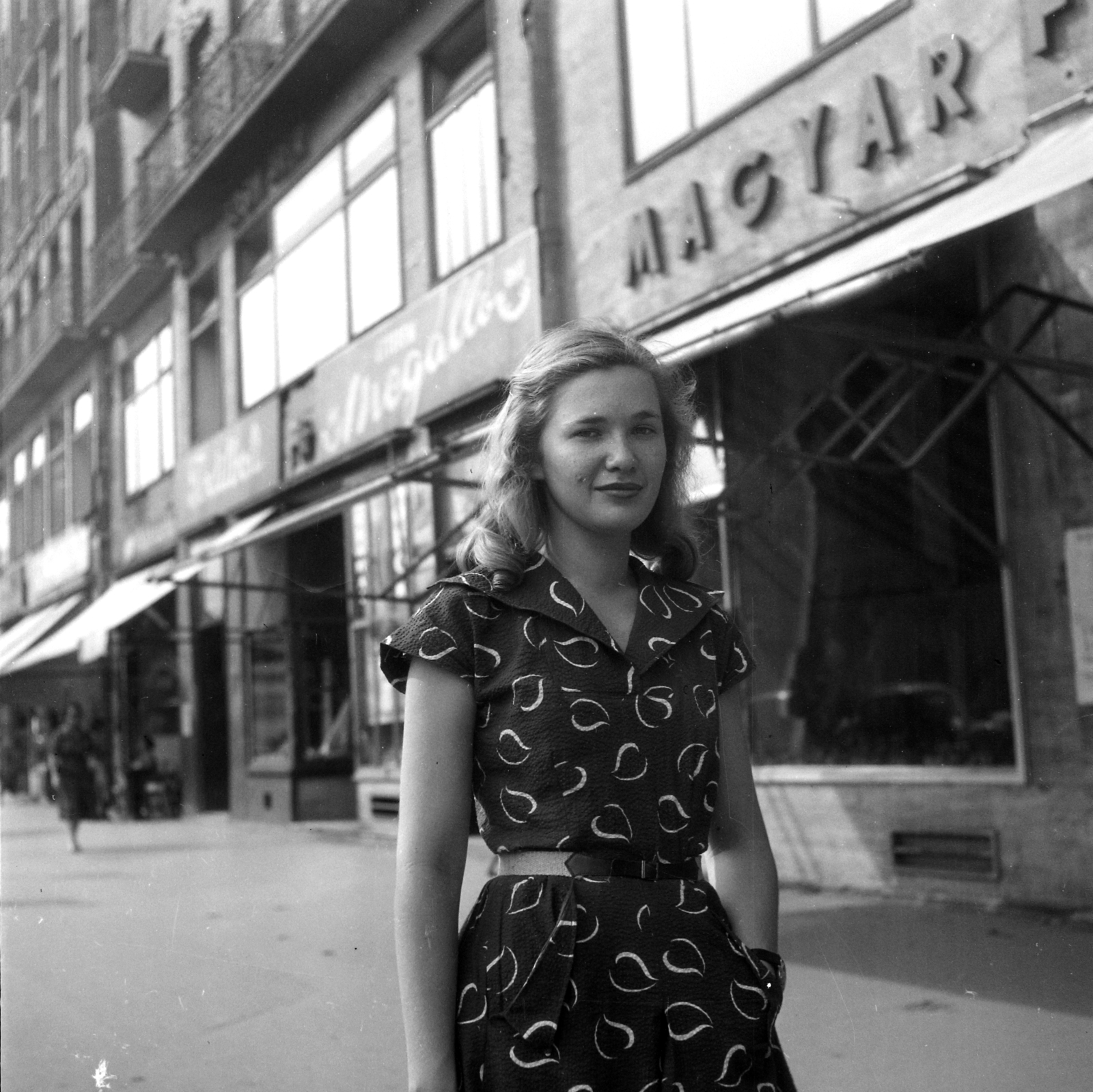 Hungary, Budapest VII., Károly (Tanács) körút a Megálló Étterem és a Magyar Fotó Állami Vállalt kirendeltsége előtt., 1955, Aradi Péter, Szenczi Mária, Budapest, woman, photo aspect ratio: square, summer dresses, Fortepan #117335