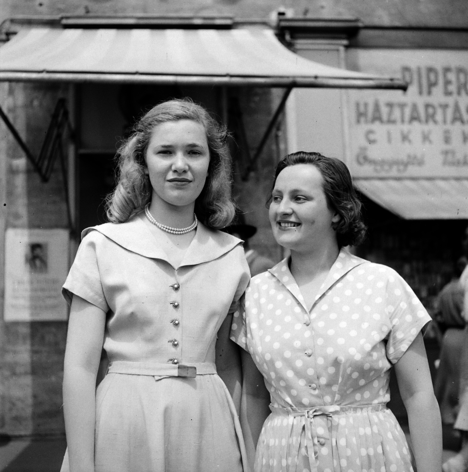 1955, Aradi Péter, Szenczi Mária, photo aspect ratio: square, women, summer dresses, pearl necklace, Fortepan #117338