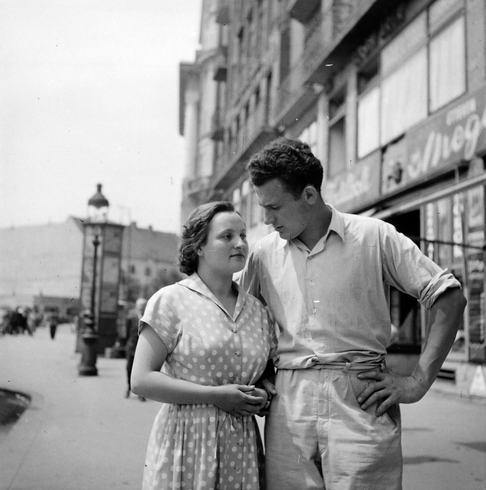 Magyarország, Budapest VII., Károly (Tanács) körút. 23., jobbra a Megálló Étterem,, 1955, Aradi Péter, Szenczi Mária, Budapest, képarány: négyzetes, pöttyös ruha, emberpár, Fortepan #117339