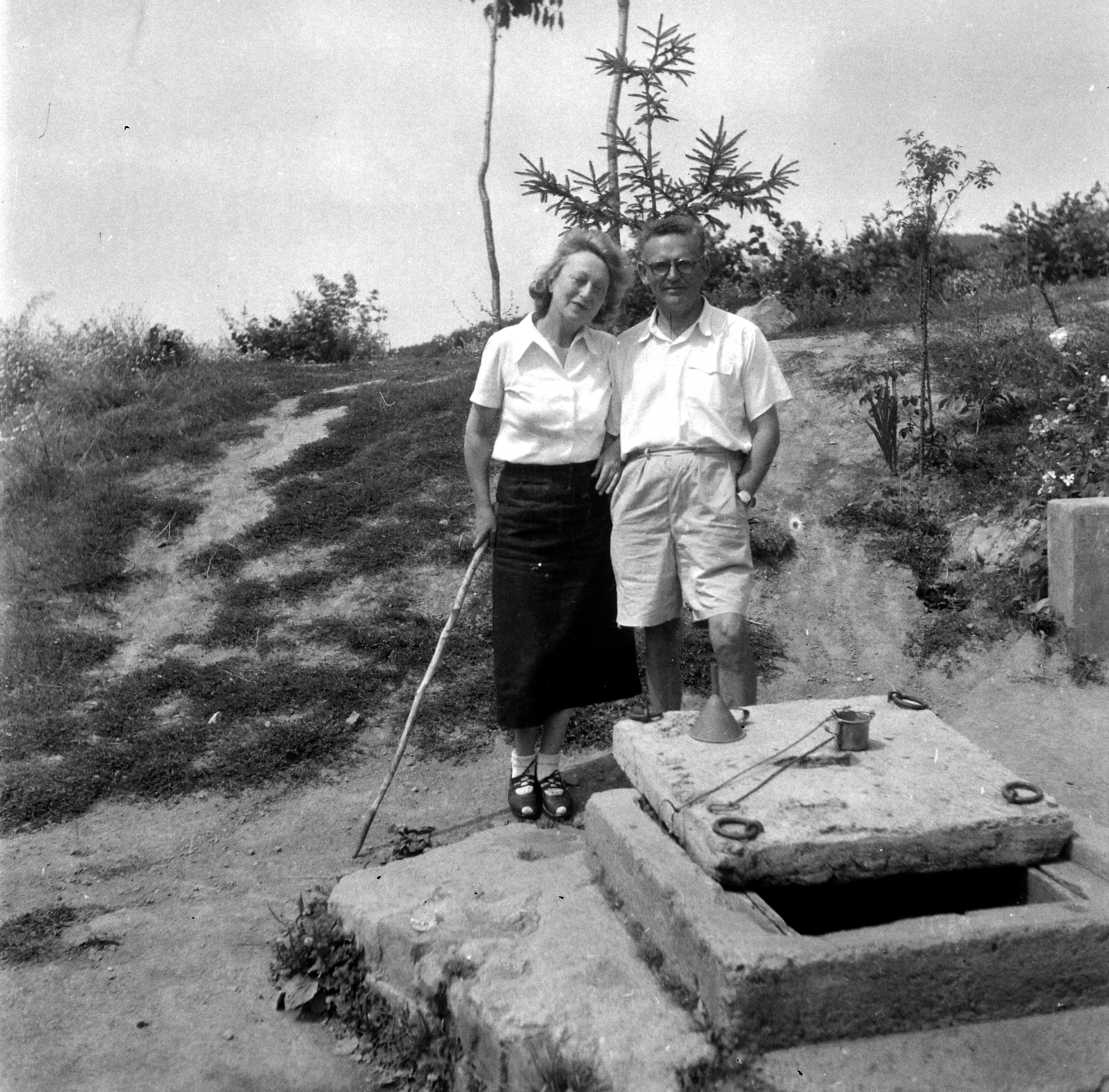 1955, Aradi Péter, Szenczi Mária, photo aspect ratio: square, manhole cover, tourist, man and woman, Fortepan #117340