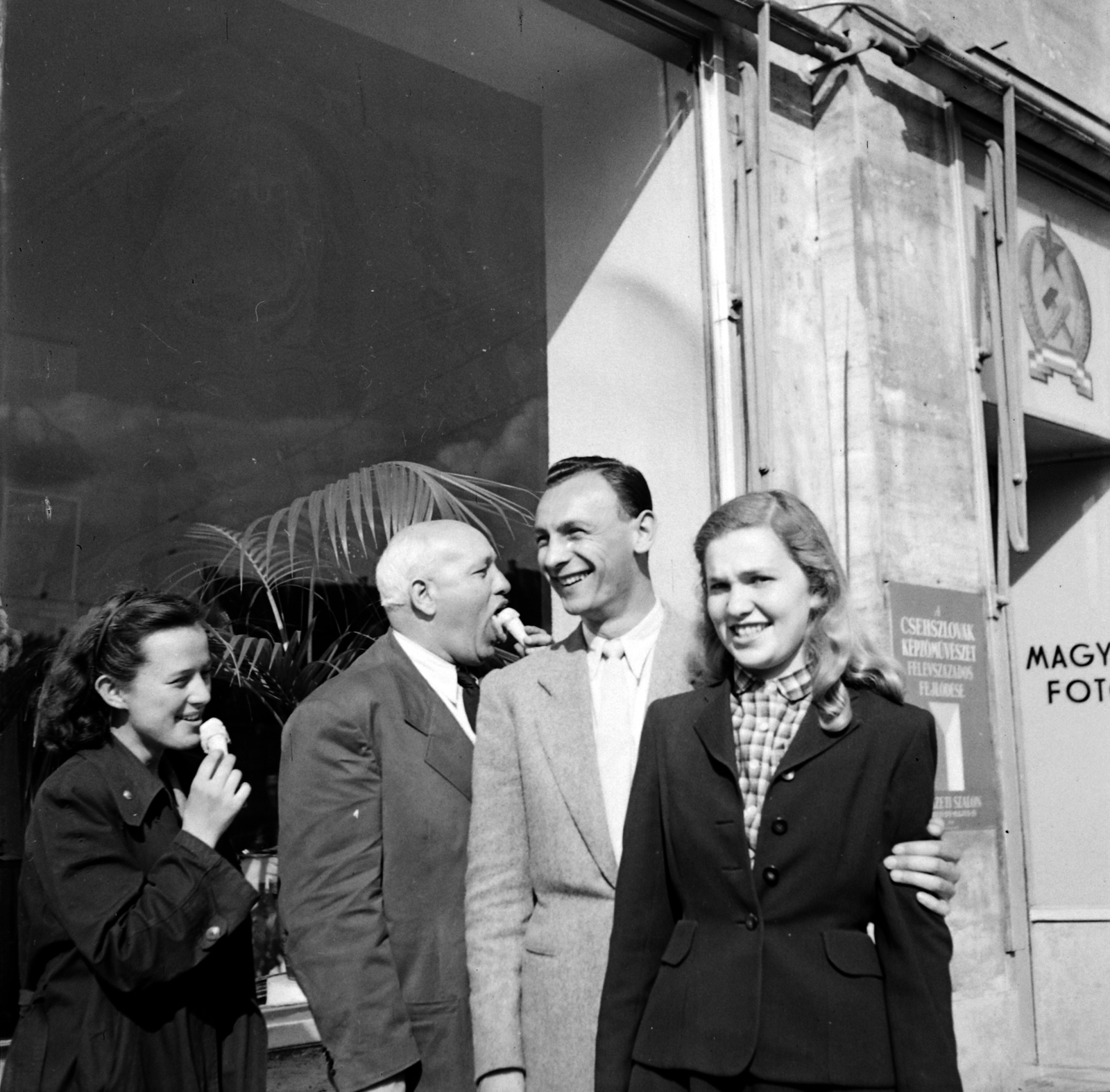 Magyarország, Budapest VII., a felvétel a Károly (Tanács) körút 21., a Magyar Fotó Állami Vállalat kirendeltsége előtt készült., 1955, Aradi Péter, Szenczi Mária, Budapest, képarány: négyzetes, címer, fagylalt, csoportkép, Fortepan #117344